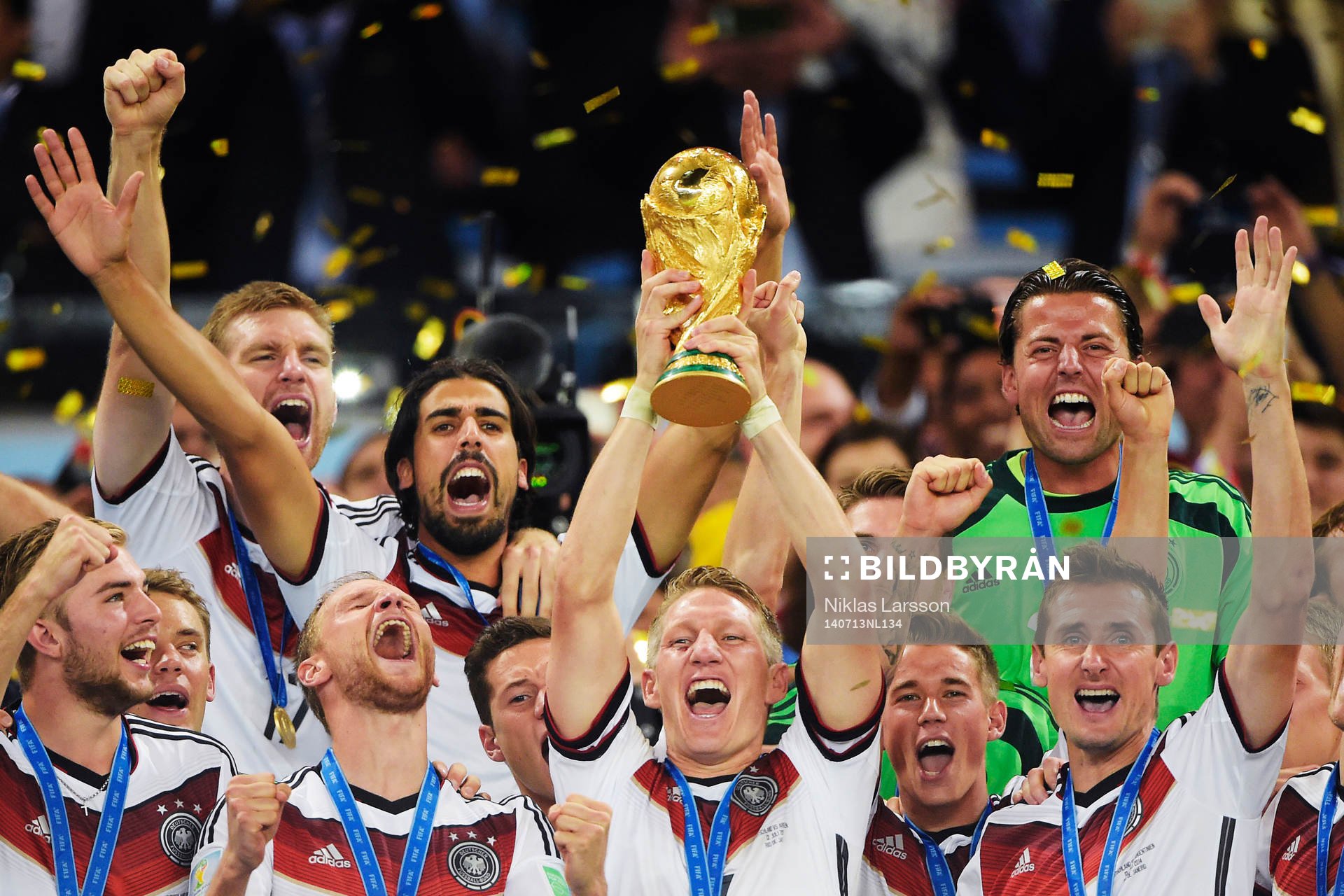 Tysklands Miroslav Klose jublar när han lyfter pokalen