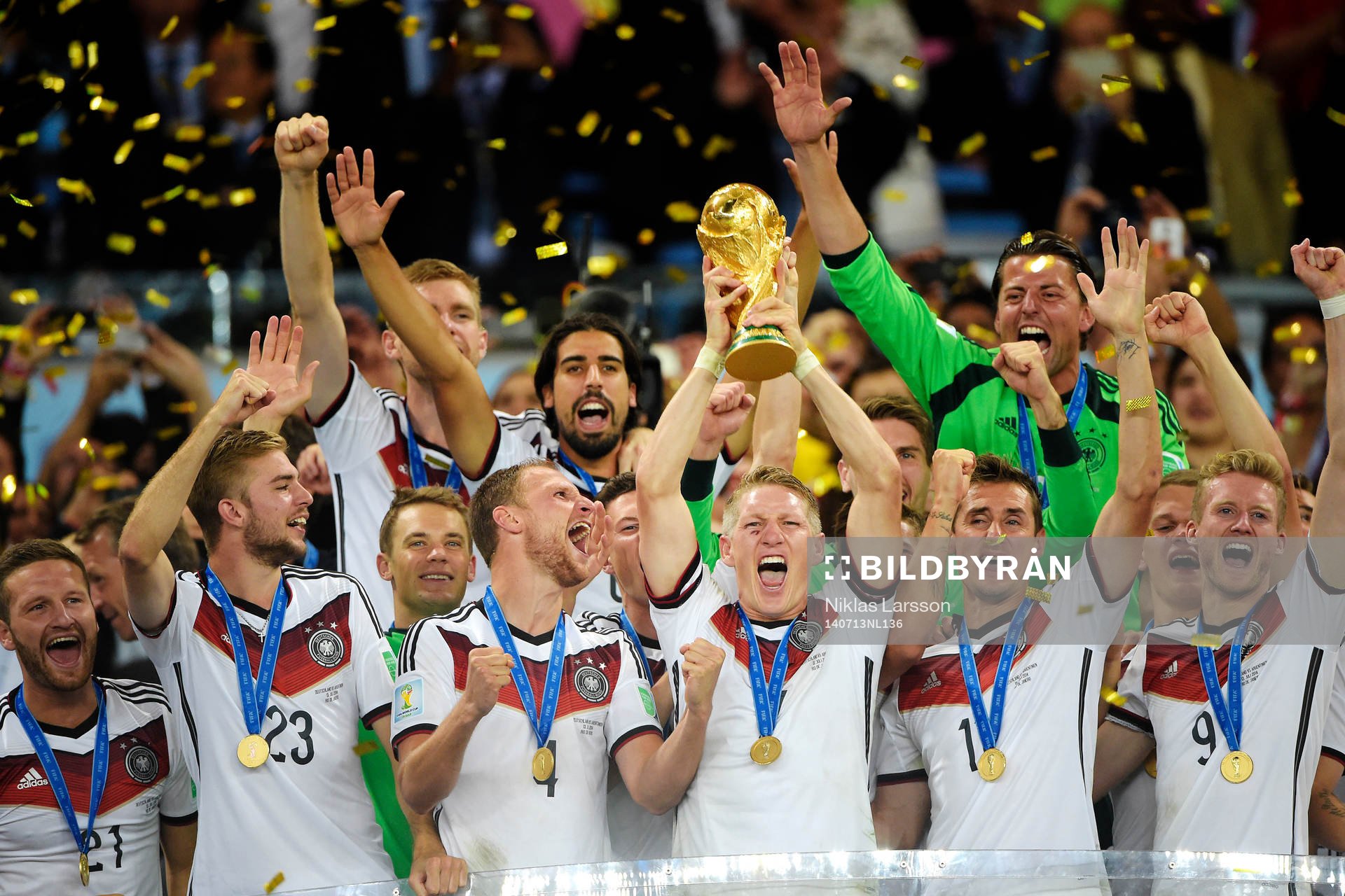 Tysklands Bastian Schweinsteiger jublar när han lyfter pokalen efter finalen mellan Argentina och Tyskland under fotbolls-VM den 13 juli 2014 i Rio de Janeiro.
