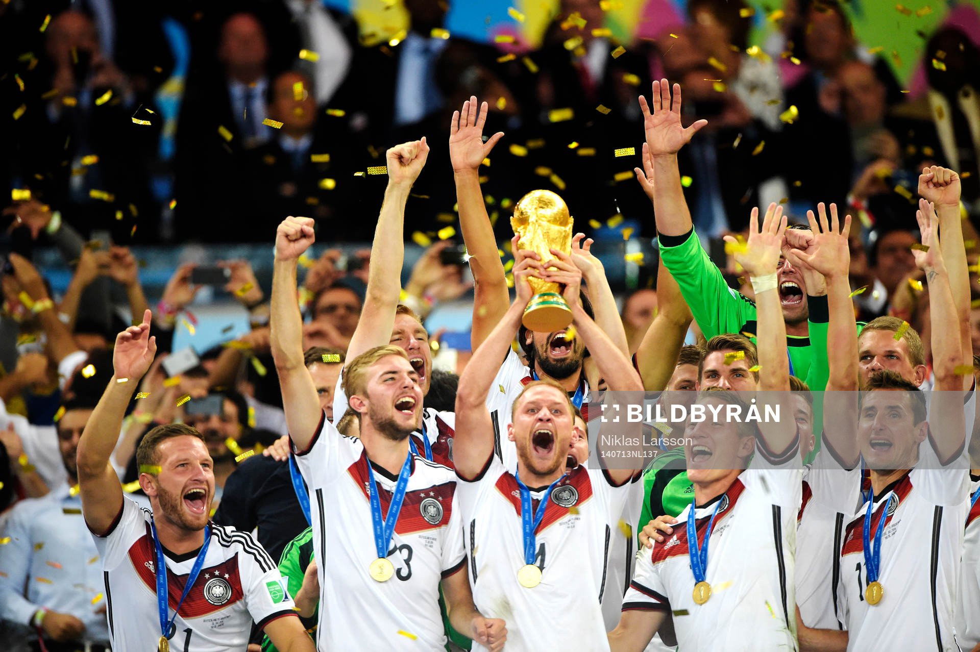 Tysklands Benedikt Hoewedes  jublar när han lyfter pokalen