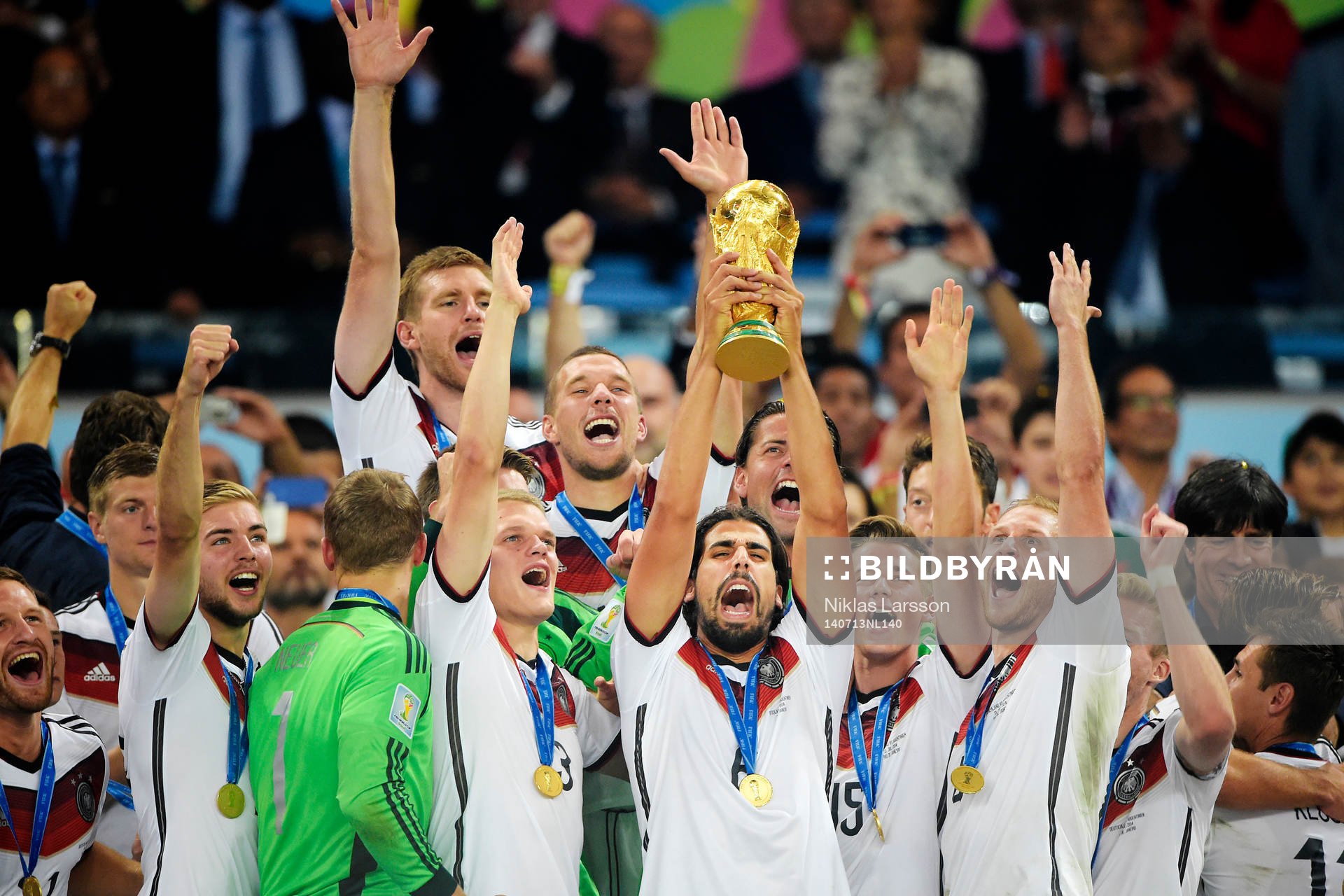 Tysklands Sami Khedira jublar när han lyfter pokalen efter finalen mellan Argentina och Tyskland under fotbolls-VM den 13 juli 2014 i Rio de Janeiro.