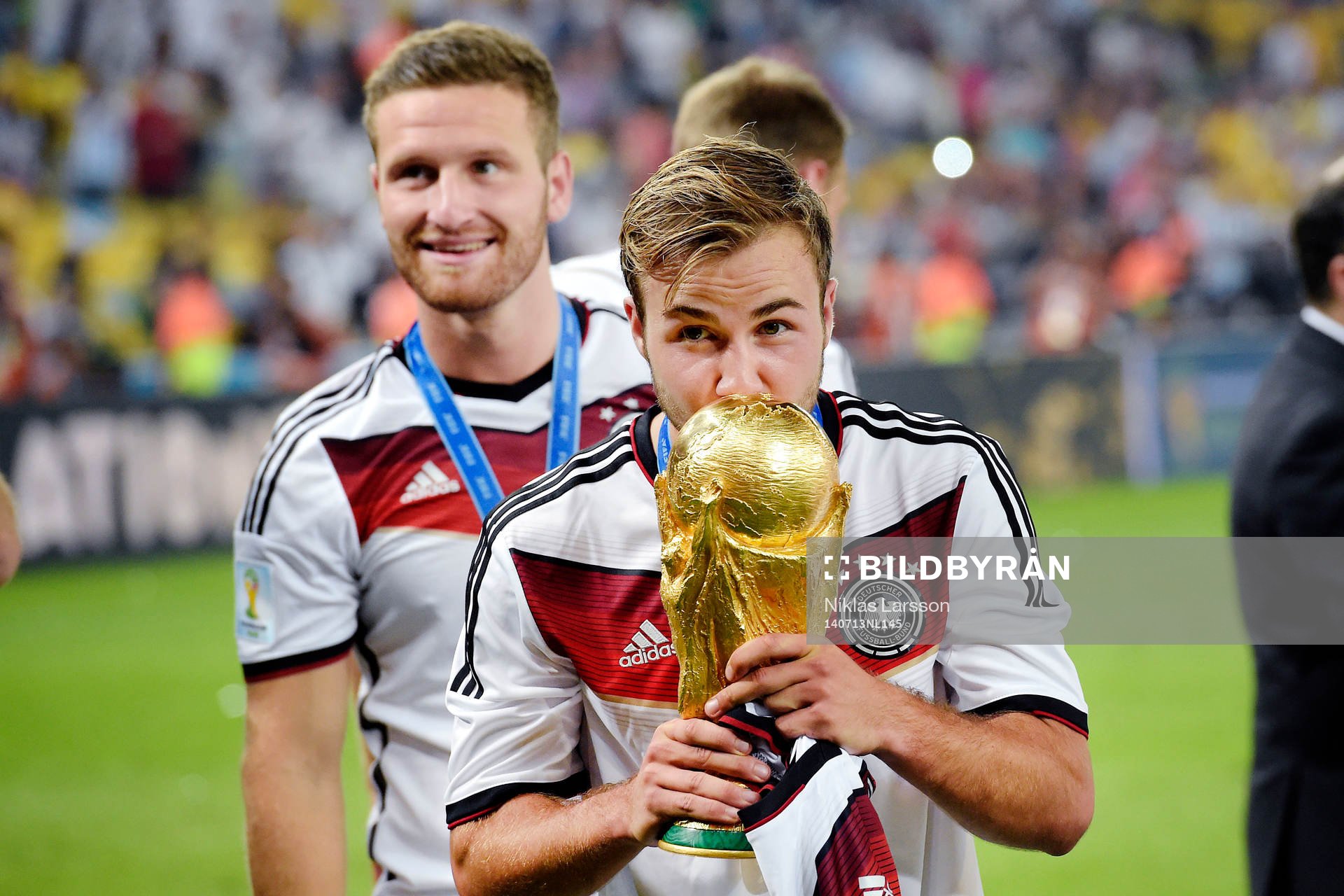 Tysklands Mario Götze kysser VM-pokalen