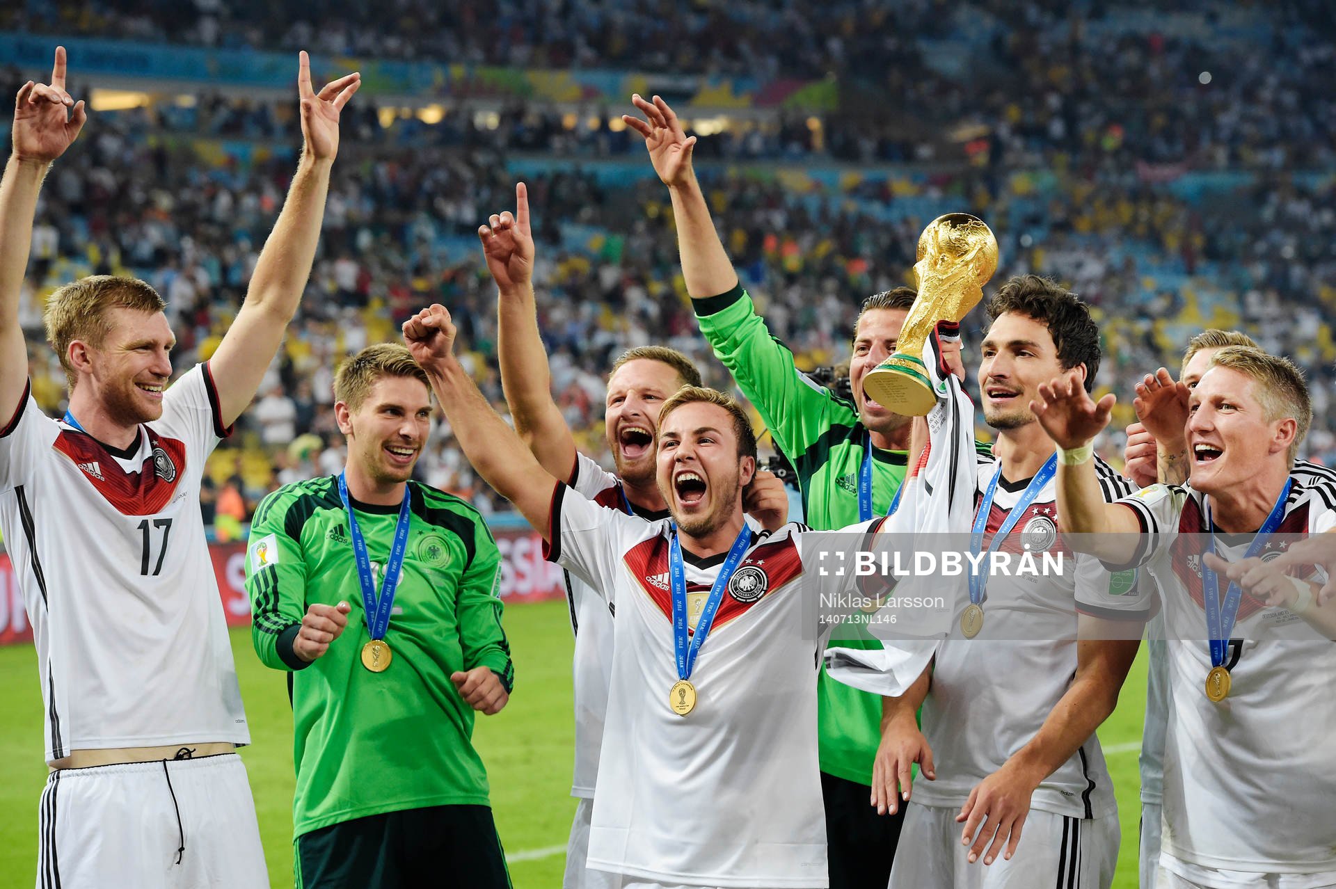 Tysklands spelare jublar med Mario Götze som håller i pokalen efter finalen mellan Argentina och Tyskland under fotbolls-VM den 13 juli 2014 i Rio de Janeiro. 