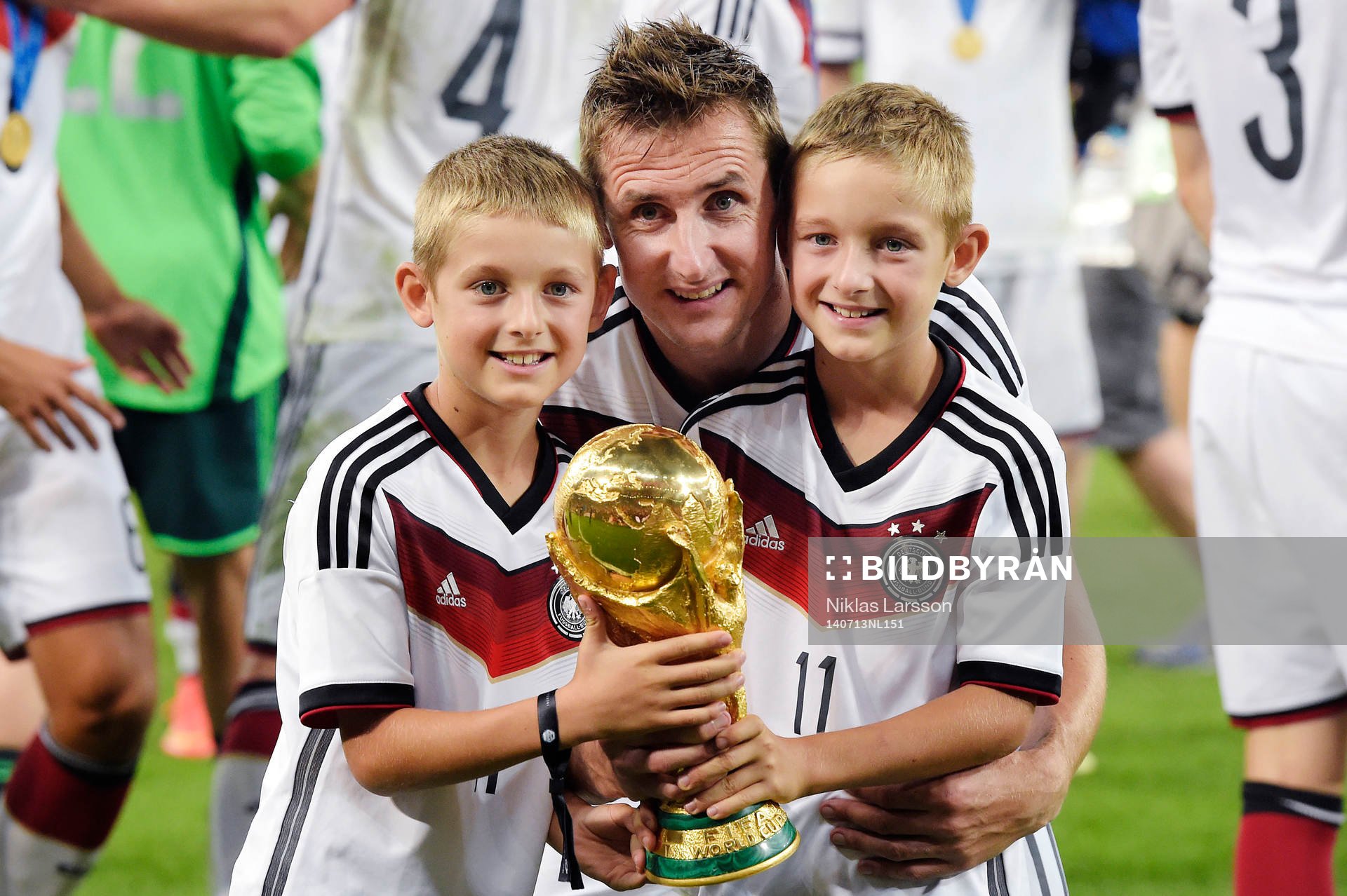 Tysklands Miroslav Klose poserar med VM-pokalen och sina