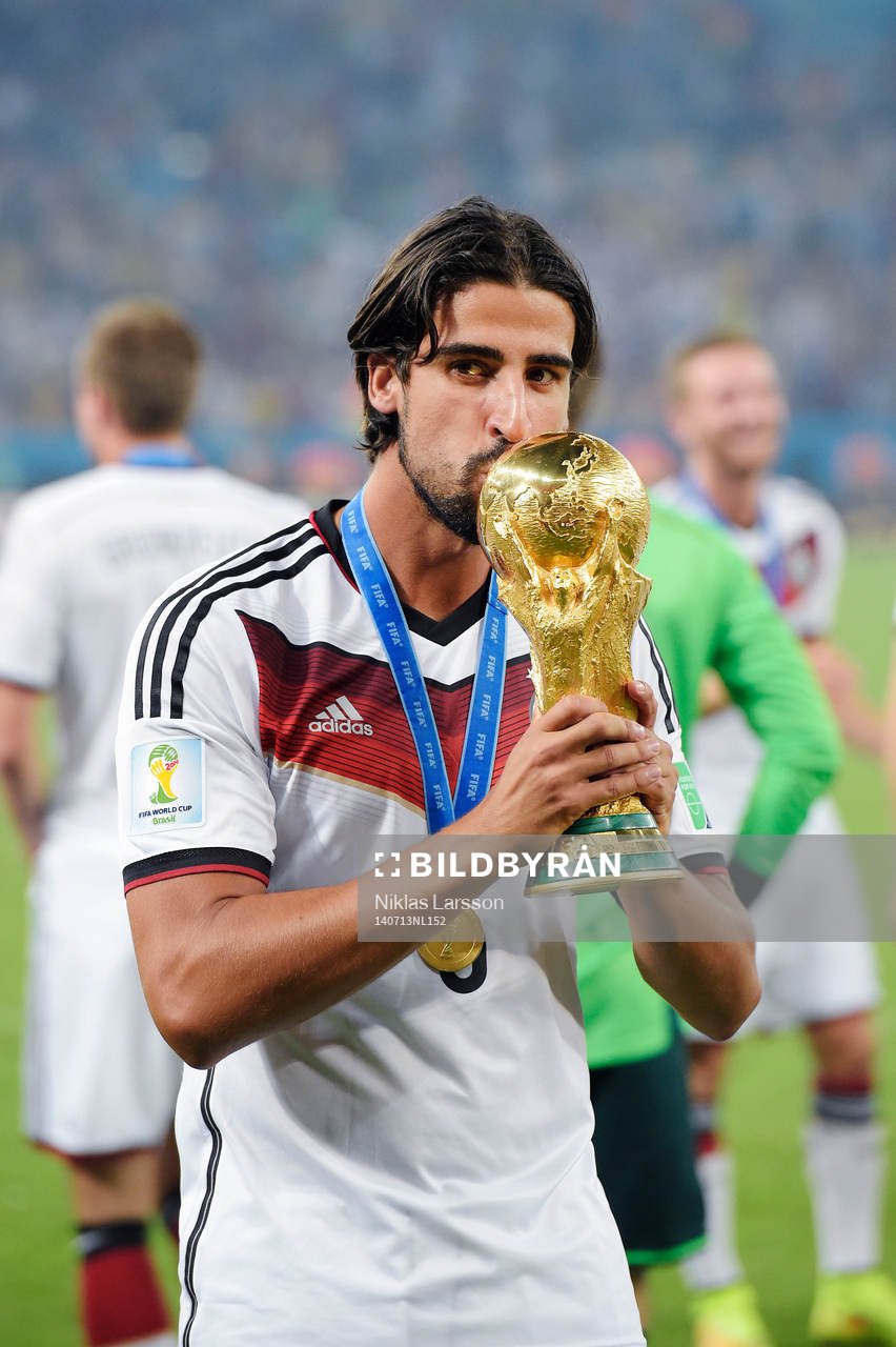 Tysklands Sami Khedira kysser pokalen