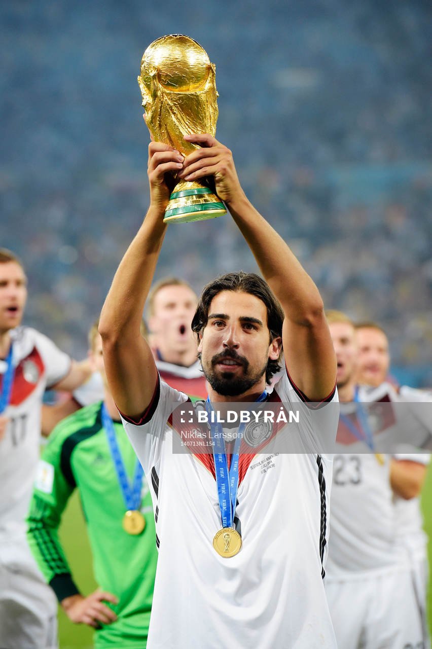Tysklands Sami Khedira lyfter pokalen efter finalen mellan Argentina och Tyskland under fotbolls-VM den 13 juli 2014 i Rio de Janeiro.