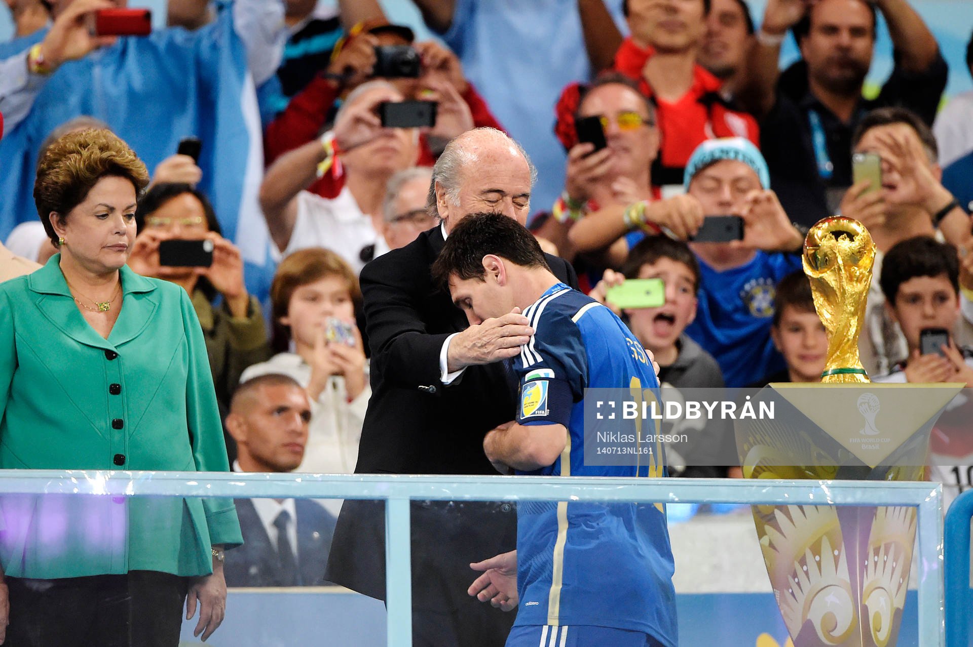 Argentinas Lionel Messi deppar när han får sin medalj