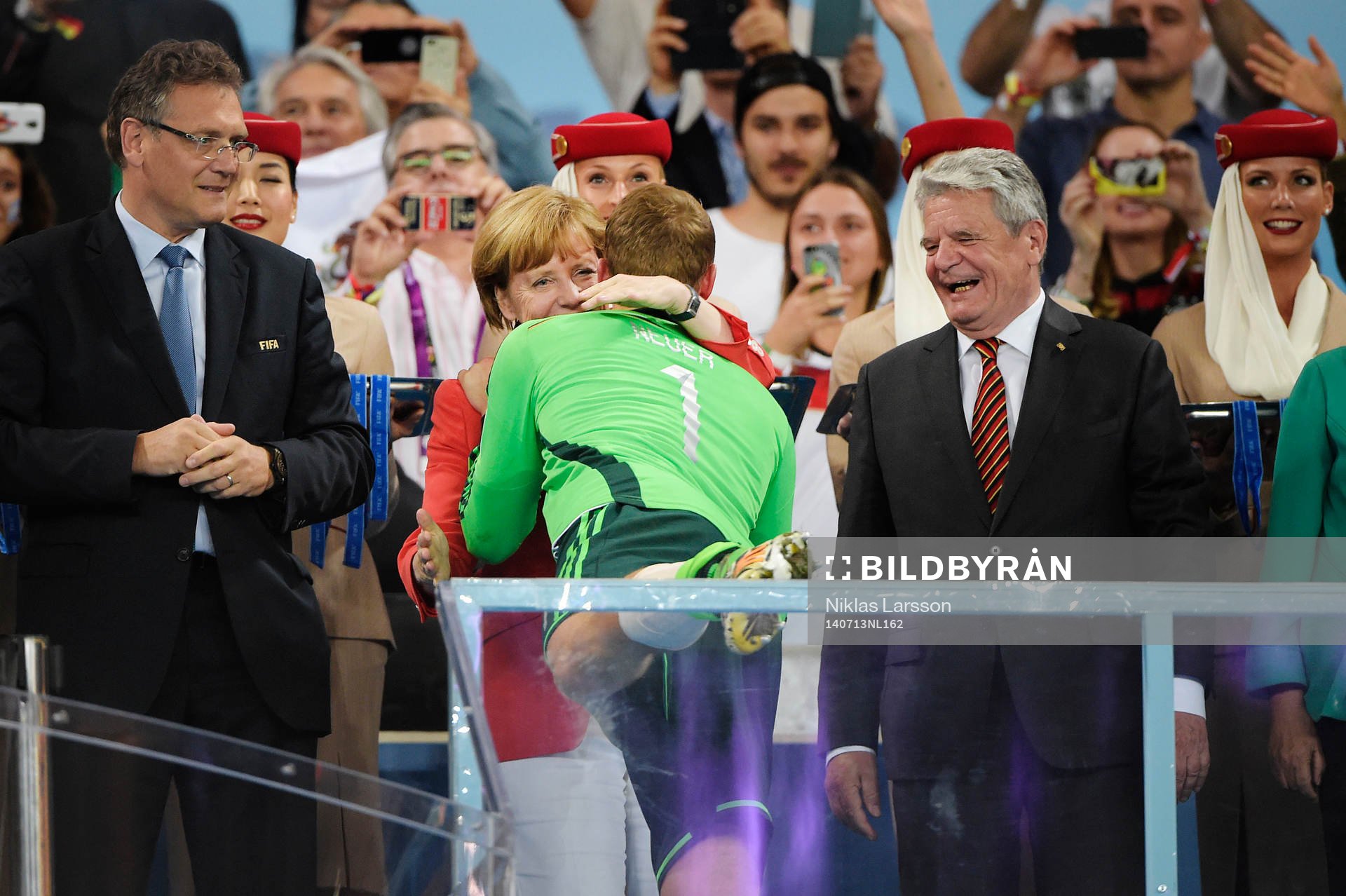 Tysklands målvakt Manuel Neuer kramar om Tysklands förbundskansler Angela Merkel efter att ha vunnit finalen mellan Argentina och Tyskland under fotbolls-VM den 13 juli 2014 i Rio de Janeiro.