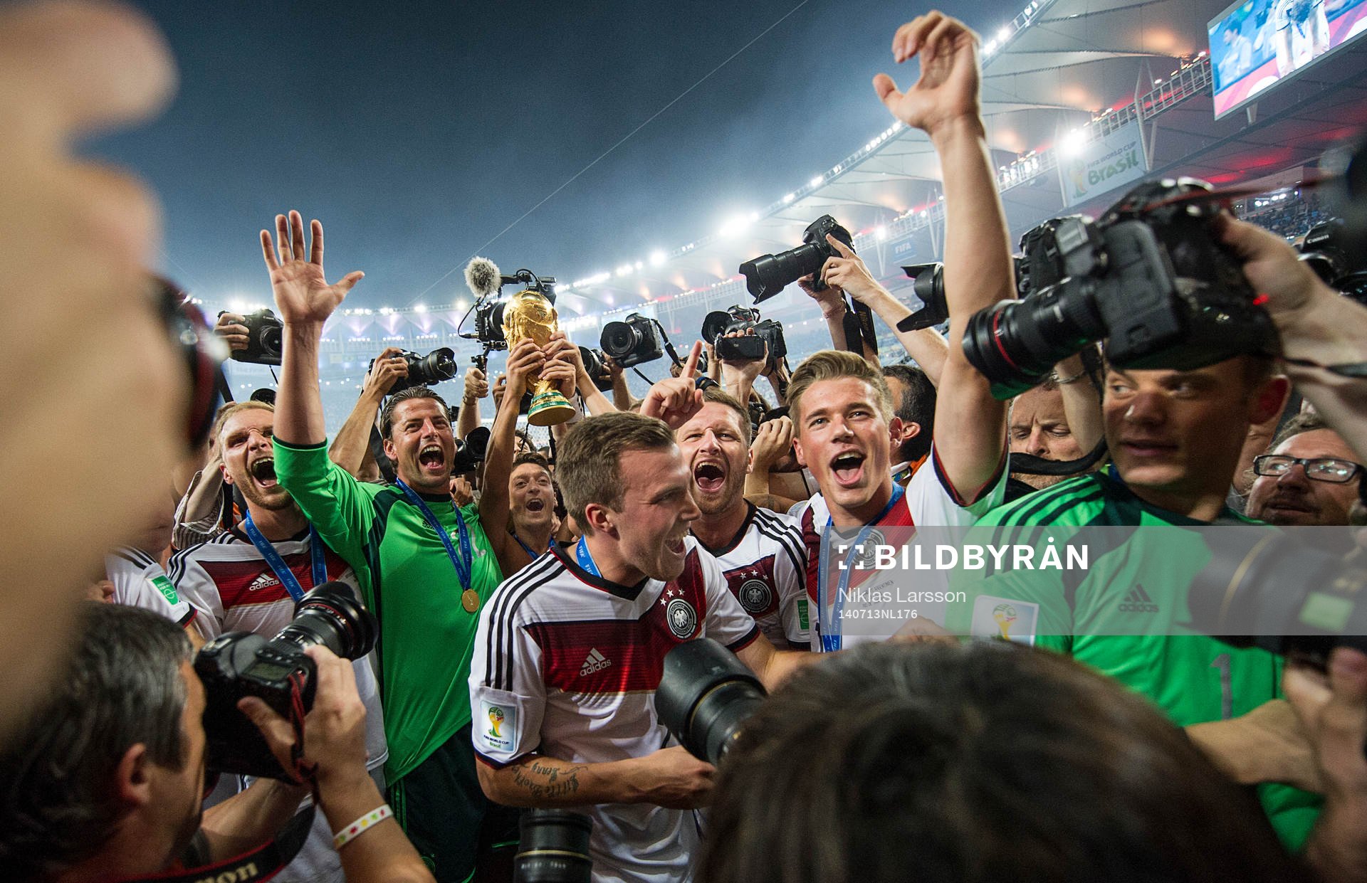 Tysklands Mesut Özil och de andra spelarna jublar