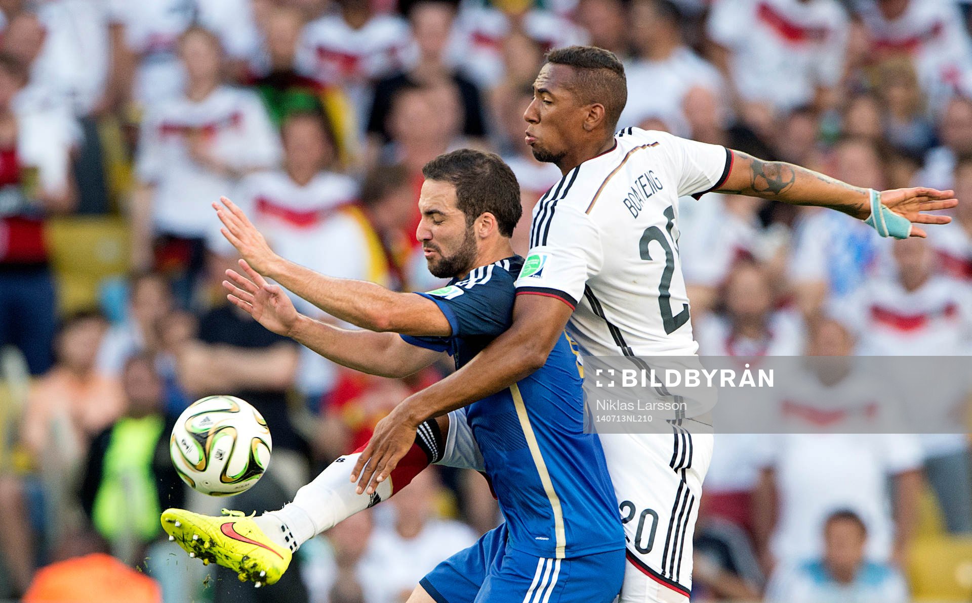 Tysklands Jerome Boateng och Argentinas Gonzalo Higuain