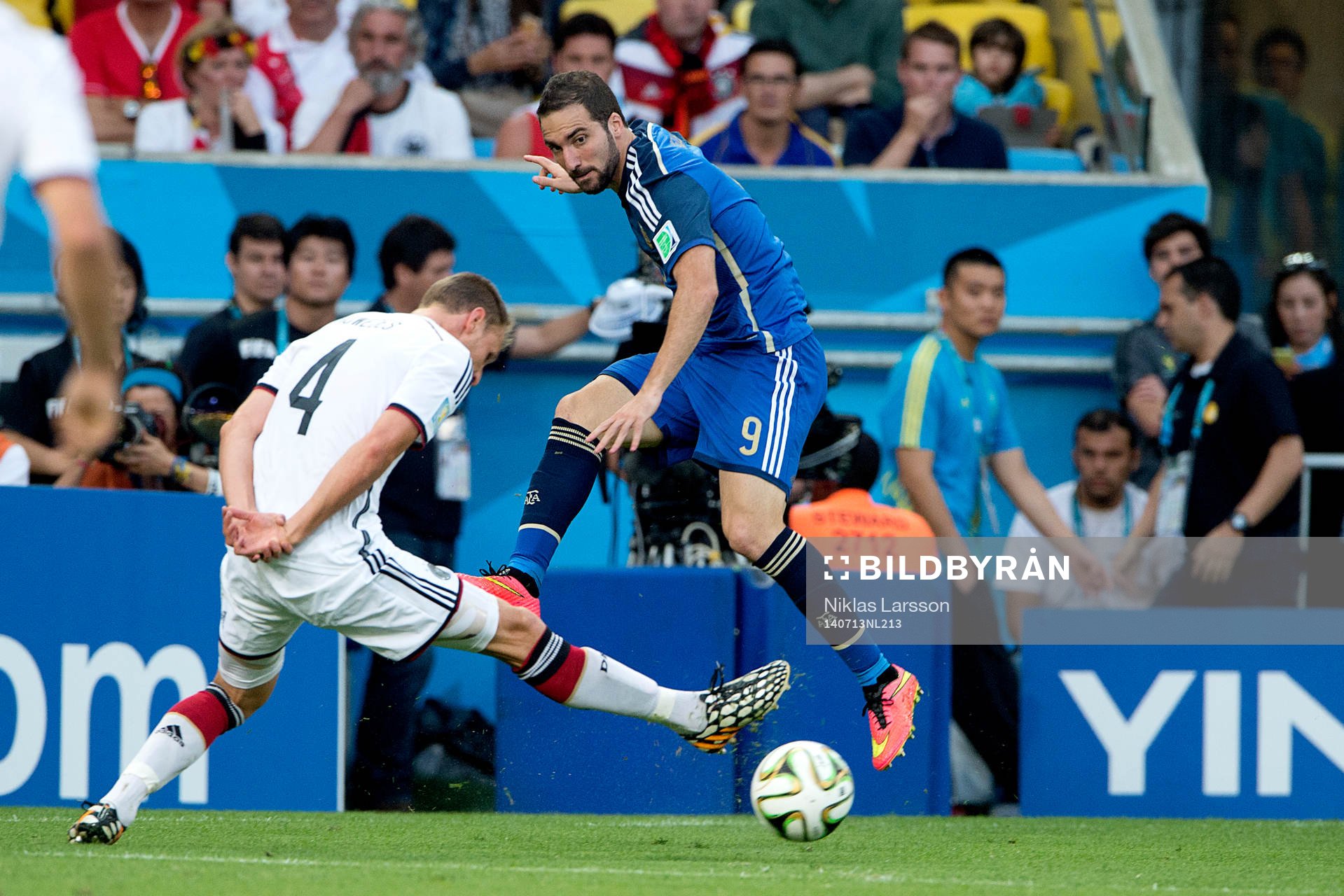 Argentinas Gonzalo Higuain och Tysklands Benedikt Hoewedes