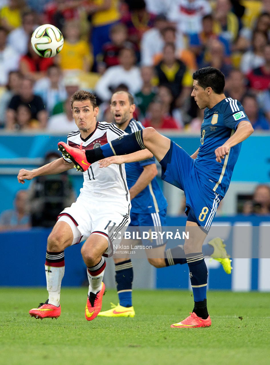 Tysklands Miroslav Klose och Argentinas Enzo Perez