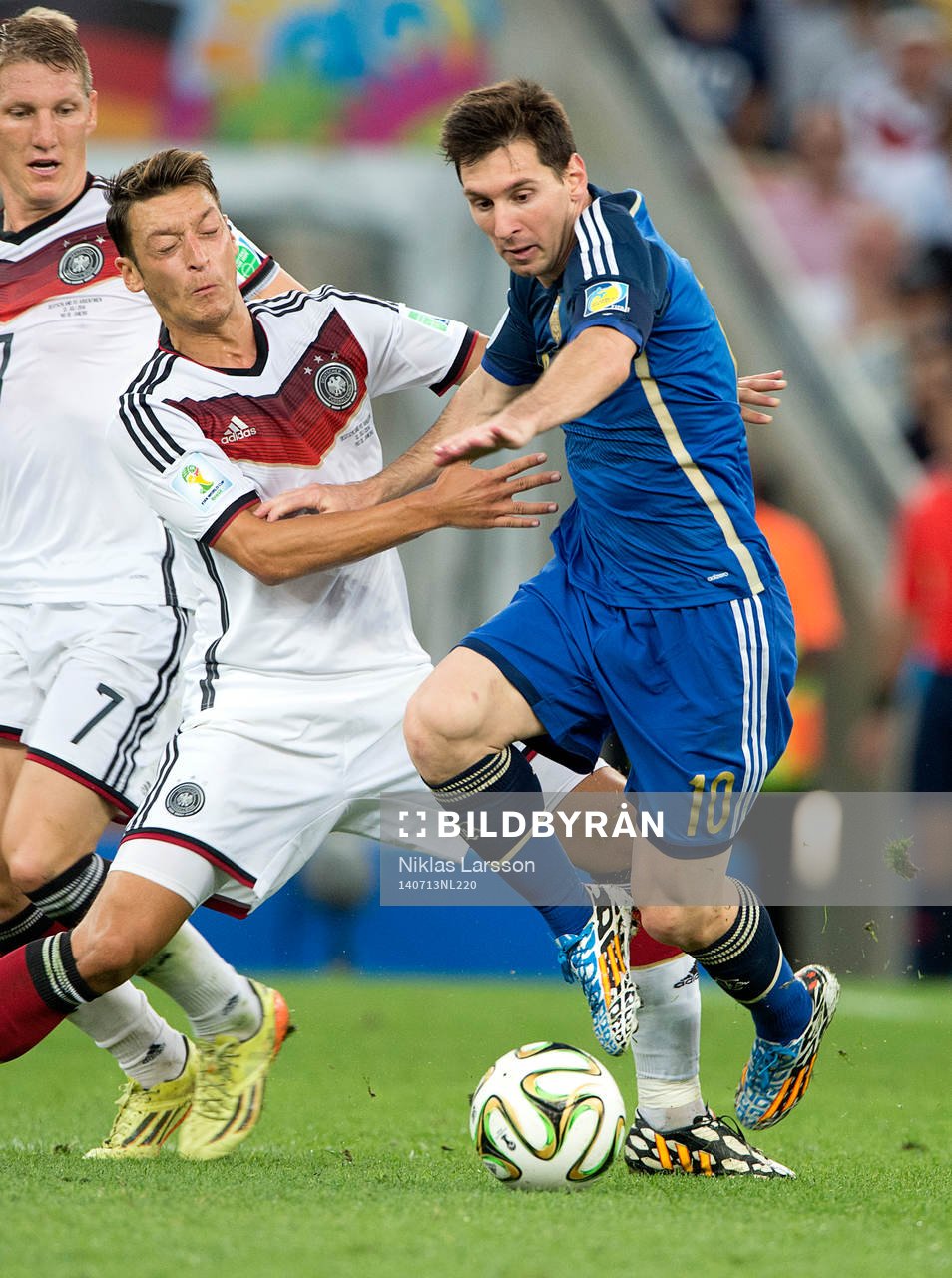 Argentinas Lionel Messi och Tysklands Mesut Özil  och