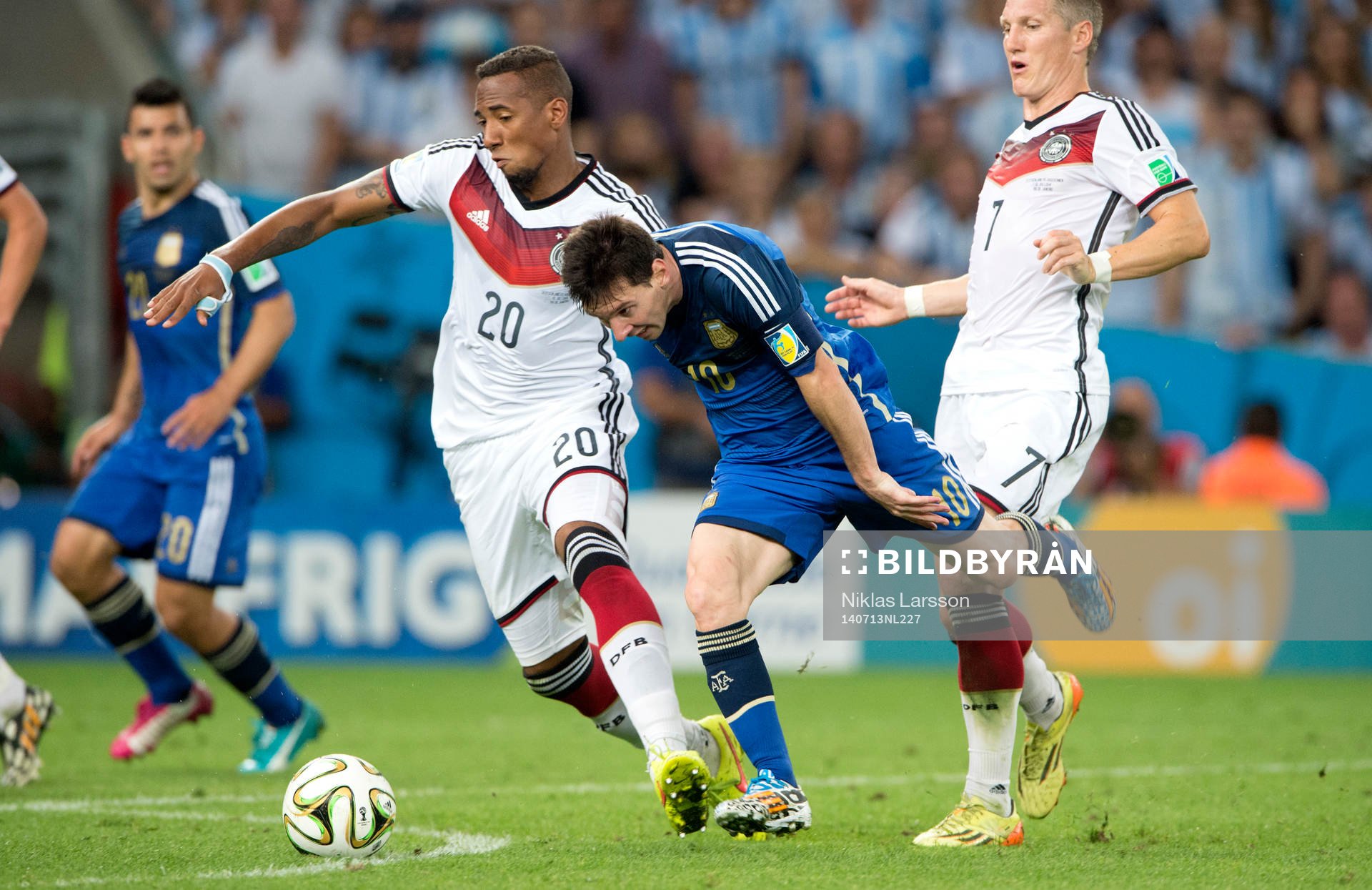 Argentinas Lionel Messi och Tysklands Jerome Boateng,