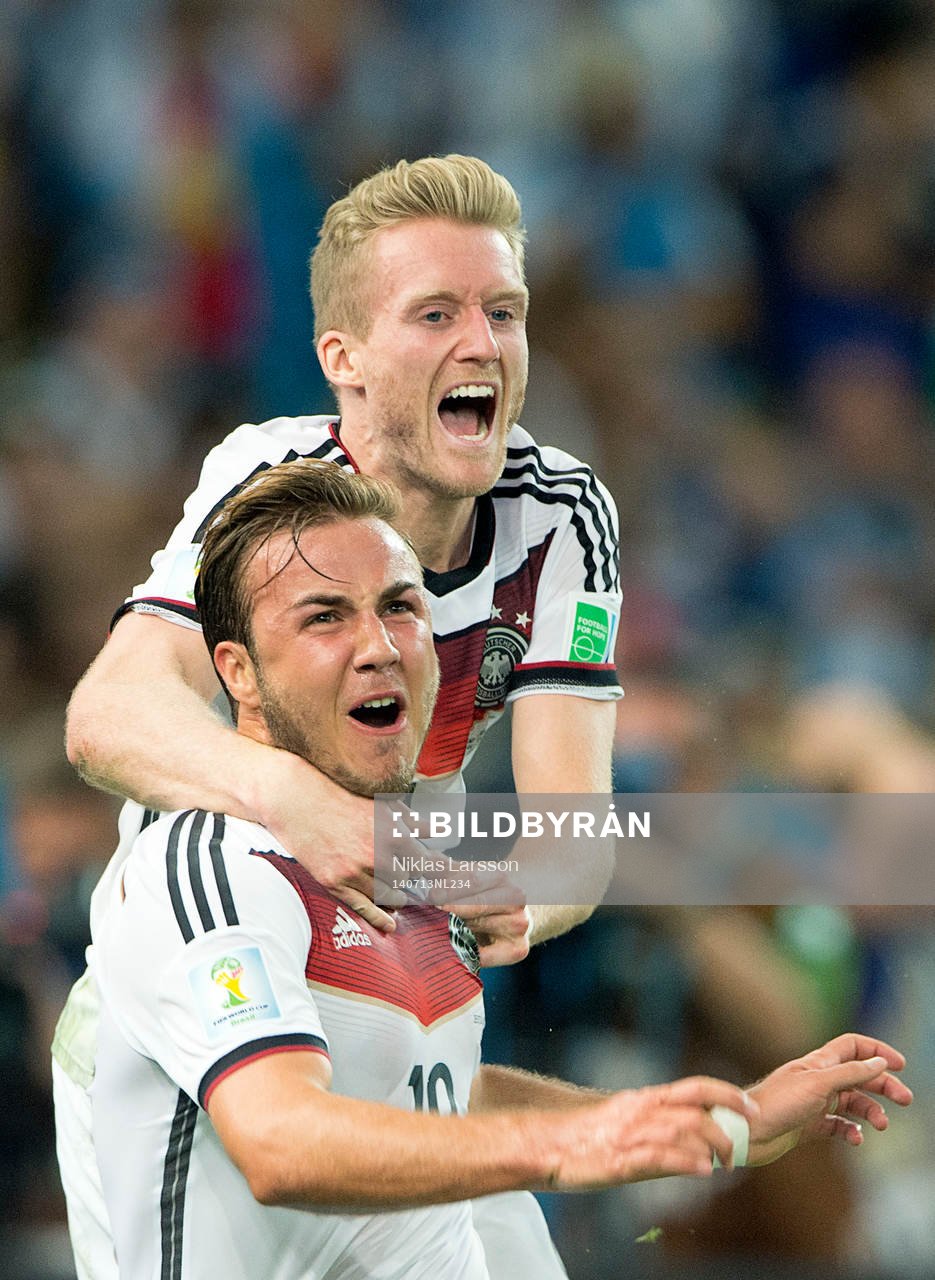 Tysklands Mario Götze jublar med Andre Schuerrle