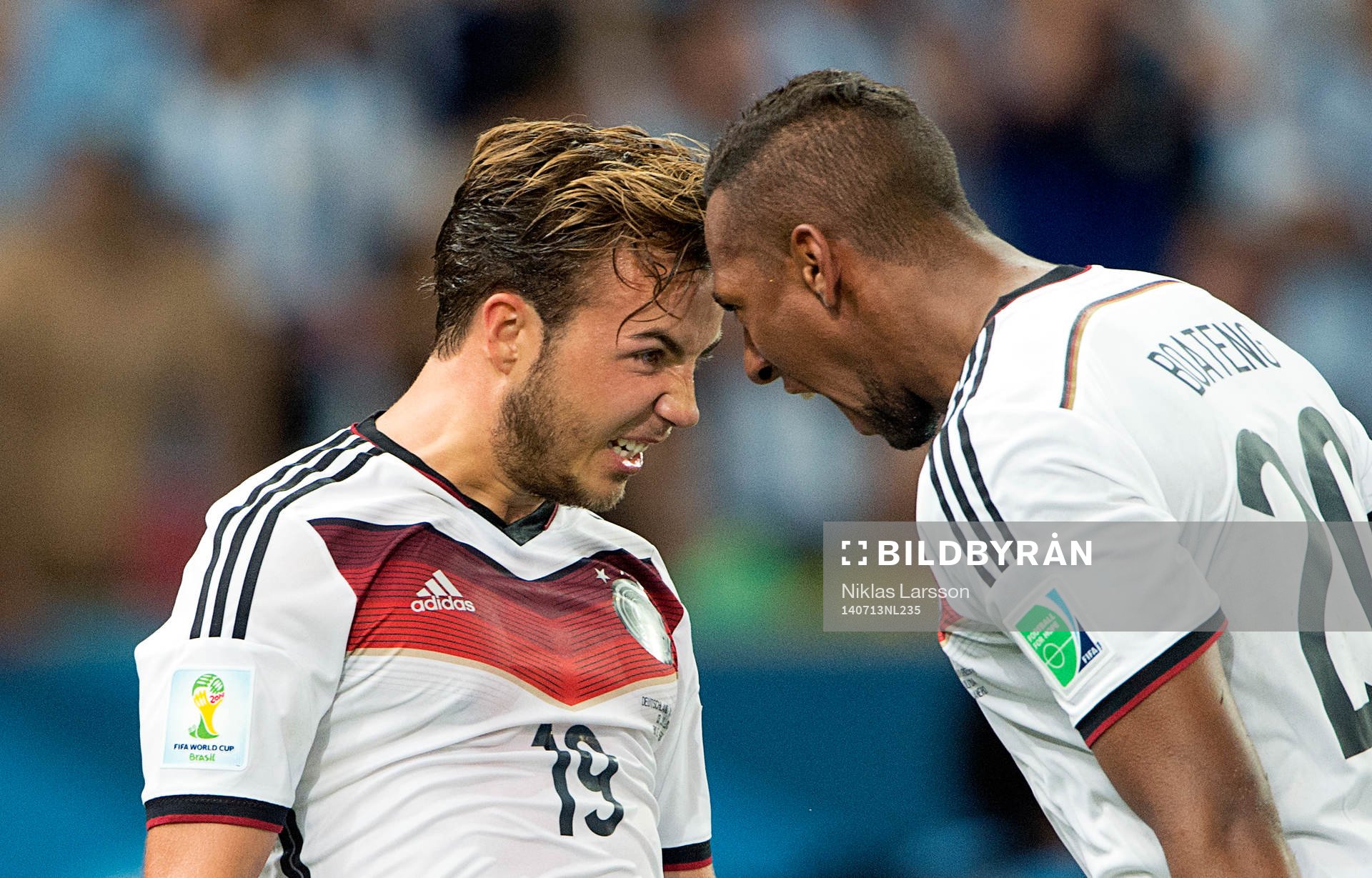 Tysklands Mario Götze jublar med Jerome Boateng under finalen mellan Argentina och Tyskland under fotbolls-VM den 13 juli 2014 i Rio de Janeiro.