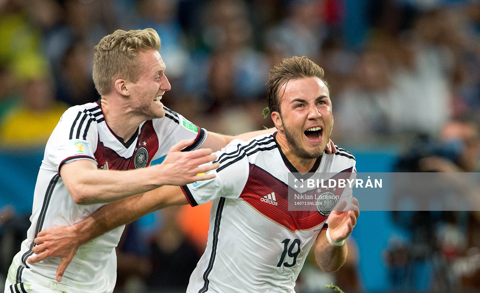 Tysklands Mario Götze jublar med Andre Schuerrle