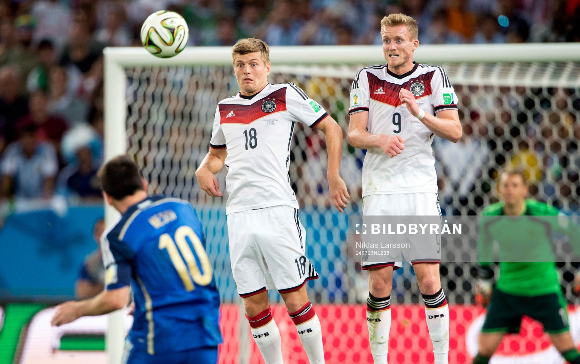 Argentinas Lionel Messi skjuter en frispark på Tysklands
