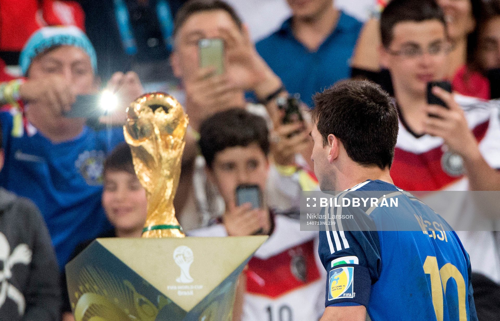 Argentinas Lionel Messi går förbi pokalen