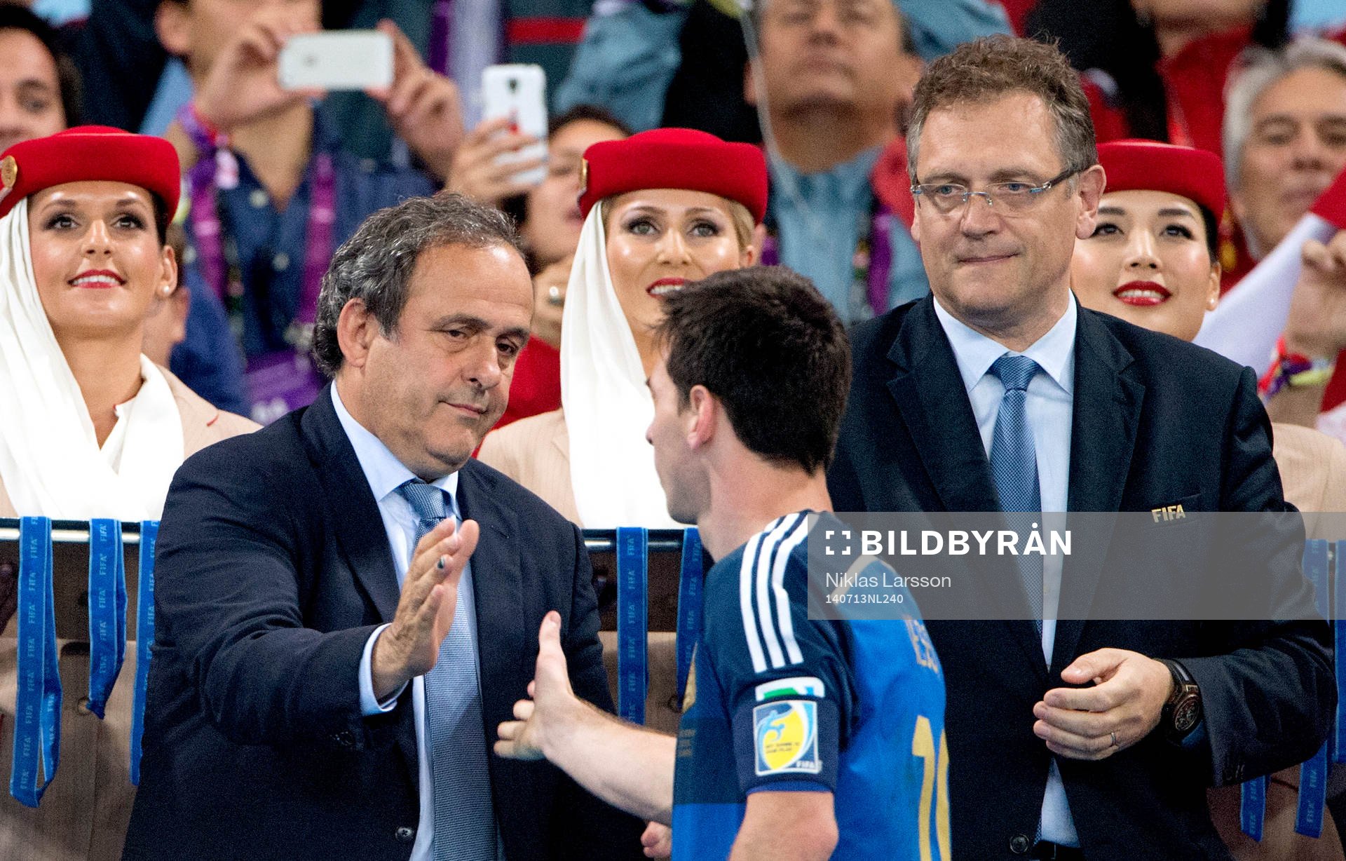Michel Platini gratulerar Argentinas Lionel Messi under finalen mellan Argentina och Tyskland under fotbolls-VM den 13 juli 2014 i Rio de Janeiro.