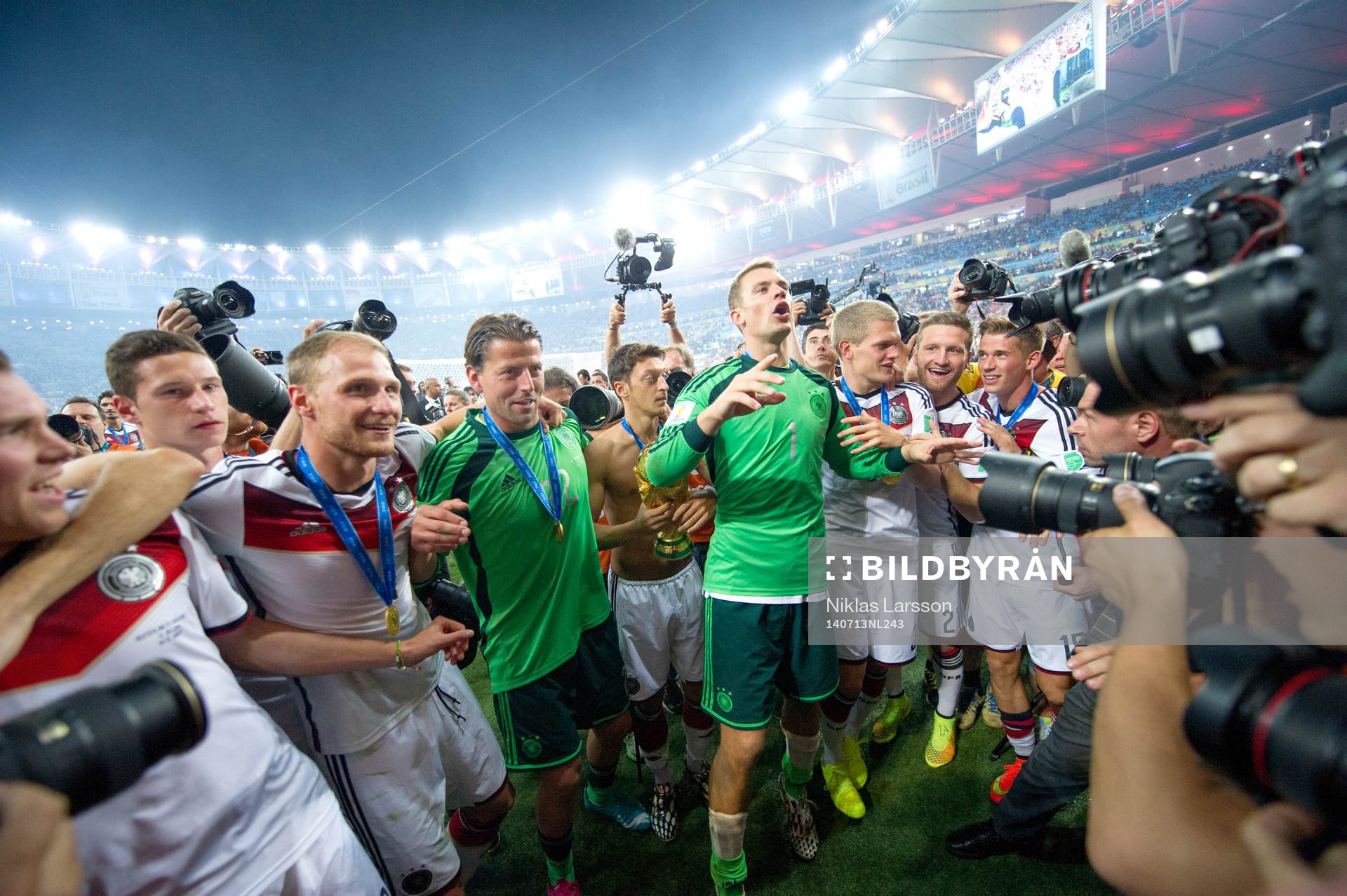 Tysklands spelare med Tysklands målvakt Manuel Neuer jublar