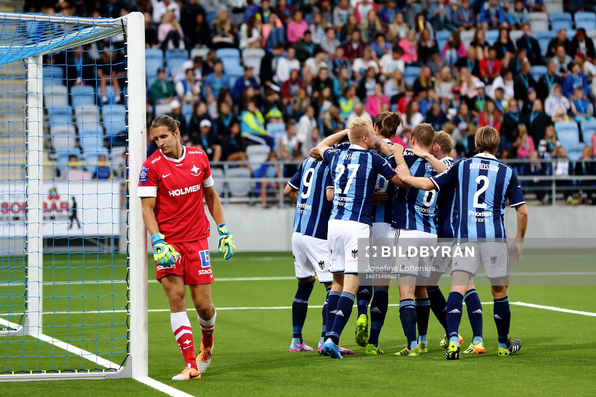 Djurgården firar medan Norrköpings målvakt David Mitov