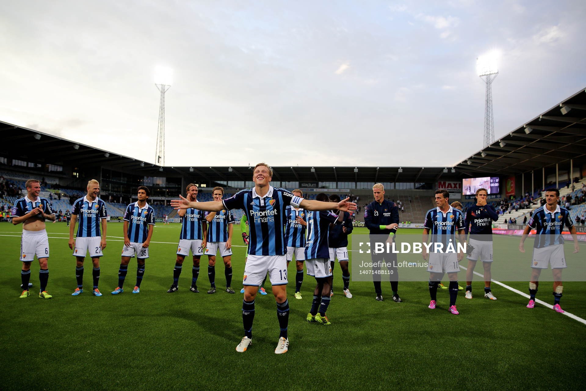 Djurgården med Emil Bergström längst fram jublar och