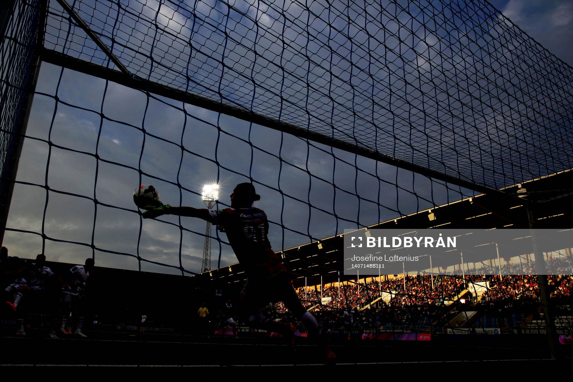 Norrköpings målvakt David Mitov Nilsson sträcker sig efter bollen under fotbollsmatchen i Allsvenskan mellan Norrköping och Djurgården den 14 juli 2014 i Norrköping.