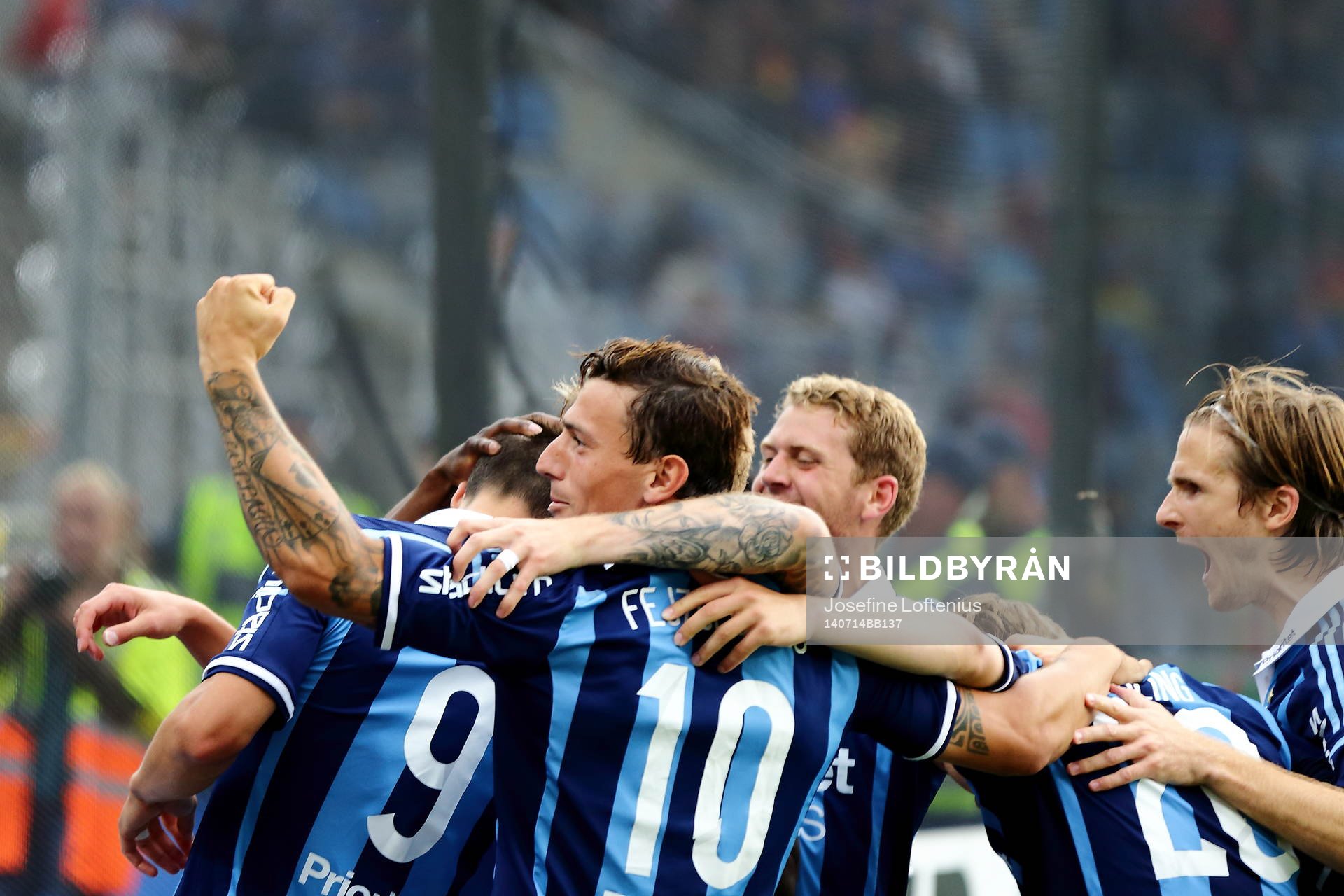 Djurgårdens Erton Fejzullahu gör segergest mot sina supporters och kramas om av sina medspelare efter att Djurgården gjort mål under fotbollsmatchen i Allsvenskan mellan Norrköping och Djurgården den 14 juli 2014 i Norrköping.
