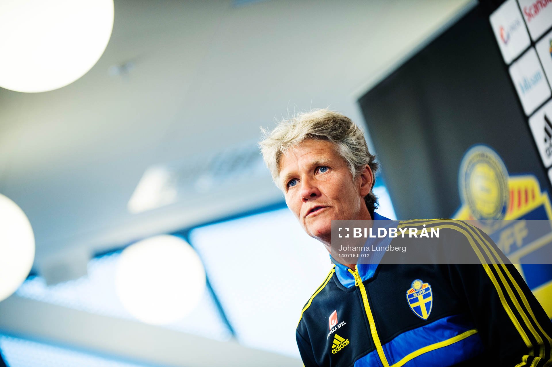 Sveriges förbundskapten Pia Sundhage presenterar