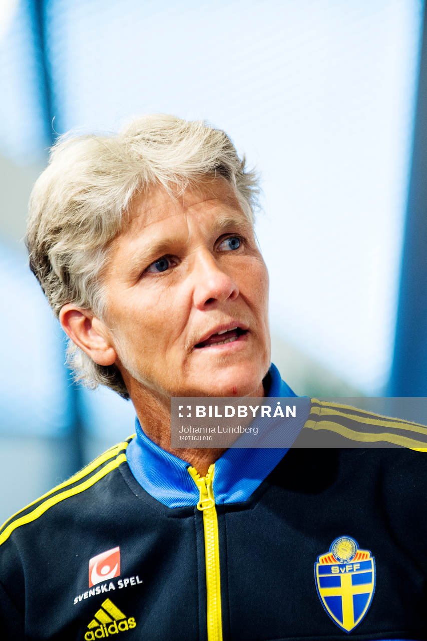 Sveriges förbundskapten Pia Sundhage presenterar