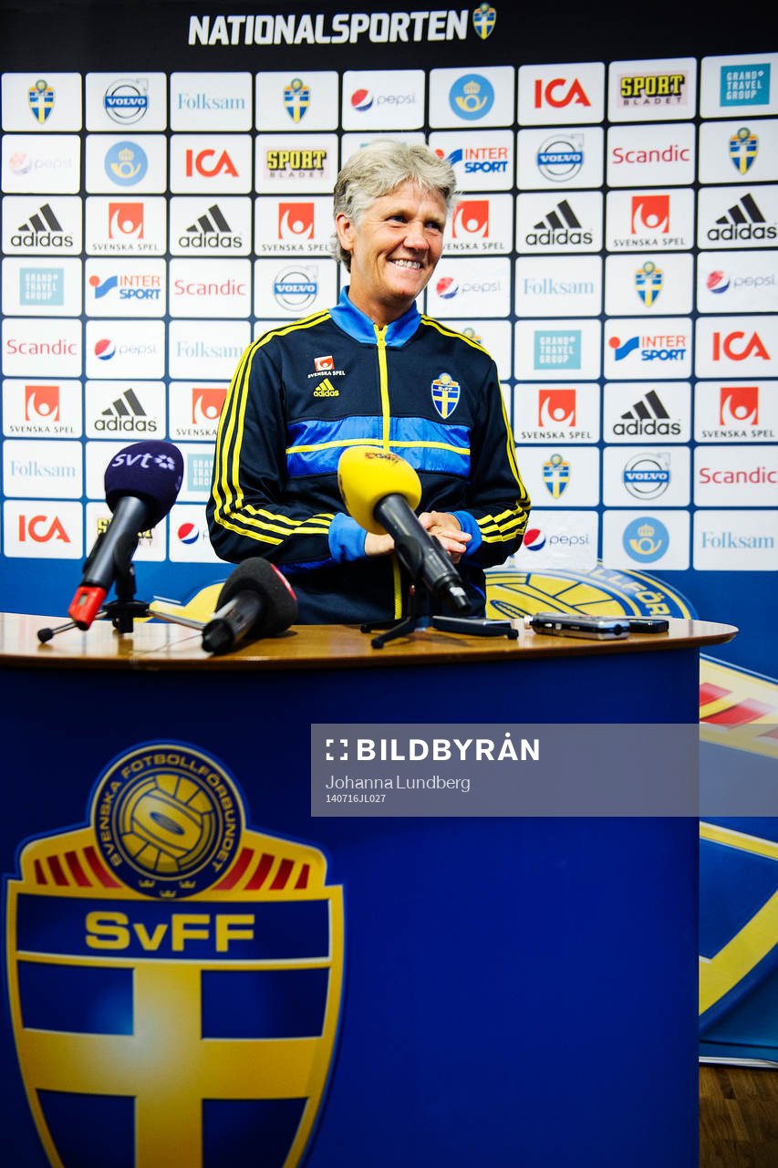 Sveriges förbundskapten Pia Sundhage presenterar
