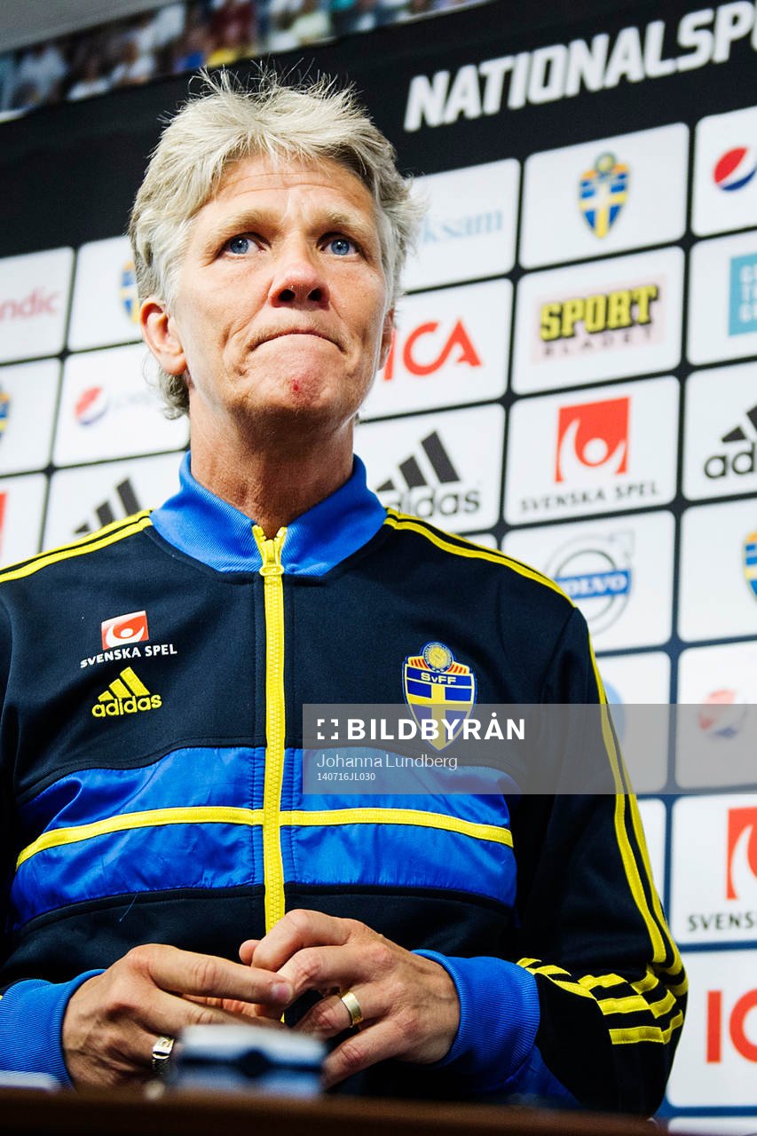 Sveriges förbundskapten Pia Sundhage presenterar