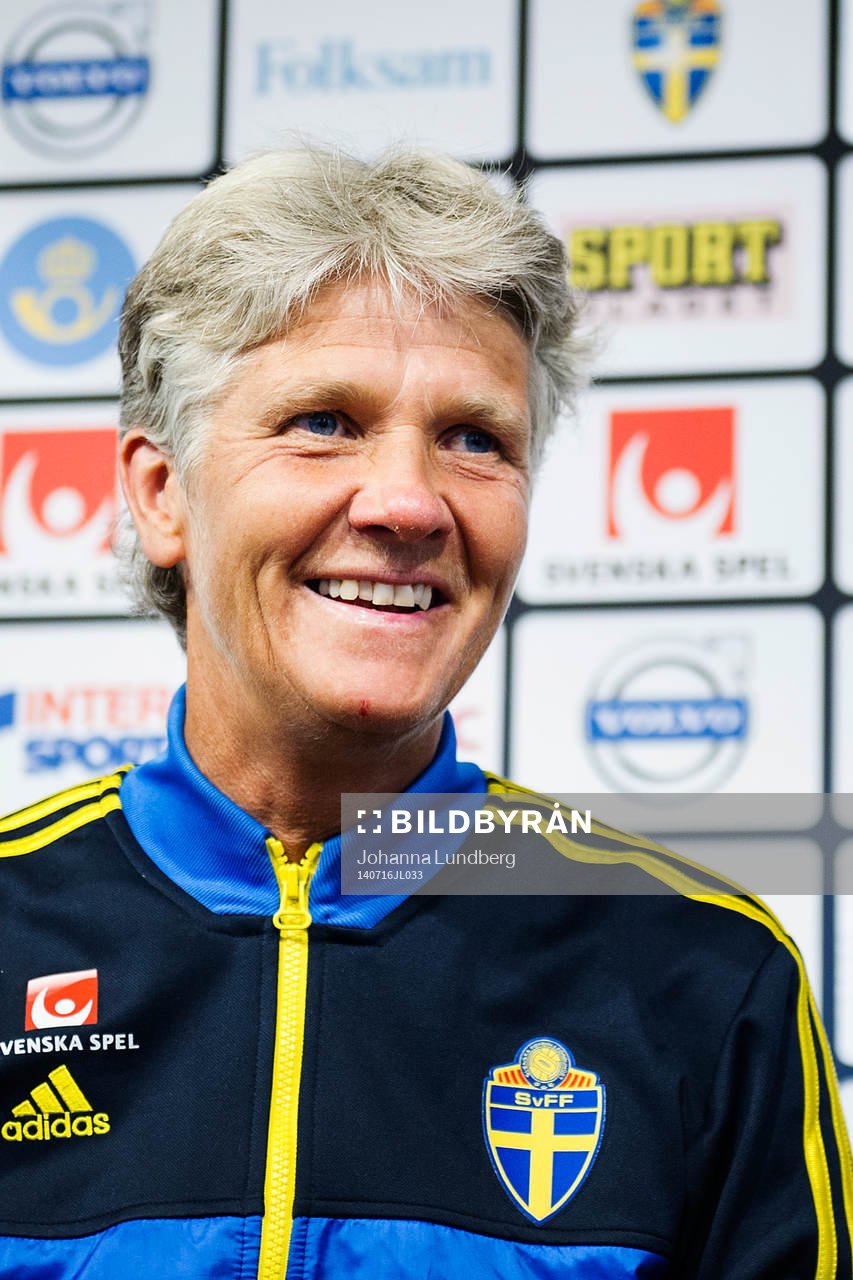Sveriges förbundskapten Pia Sundhage presenterar