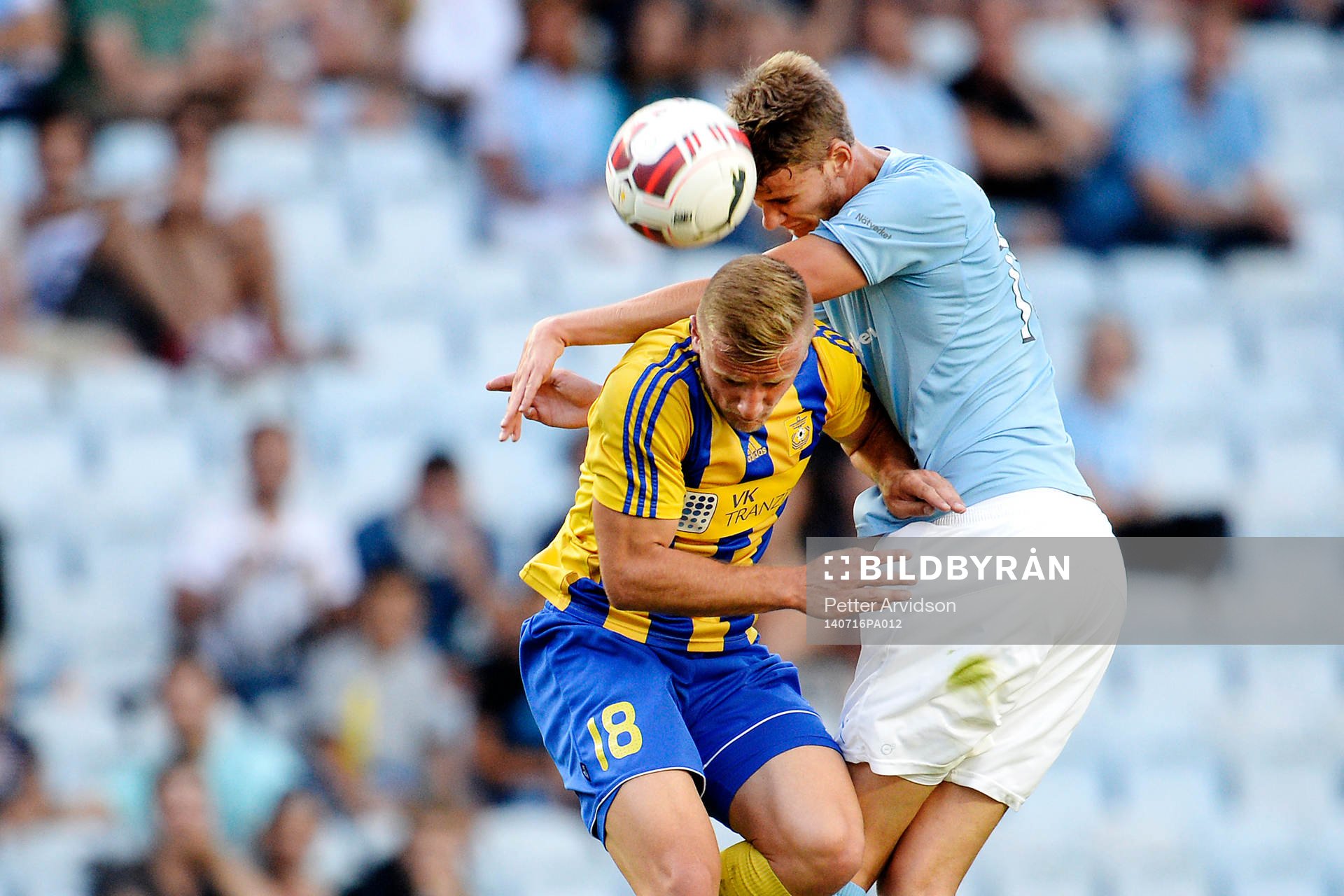 Ventspils Ndue Mujecki i en luftduell mot Malmö FFs Johan
