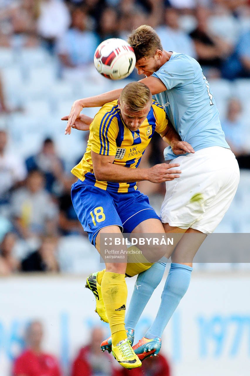 Ventspils Ndue Mujecki i en luftduell mot Malmö FFs Johan