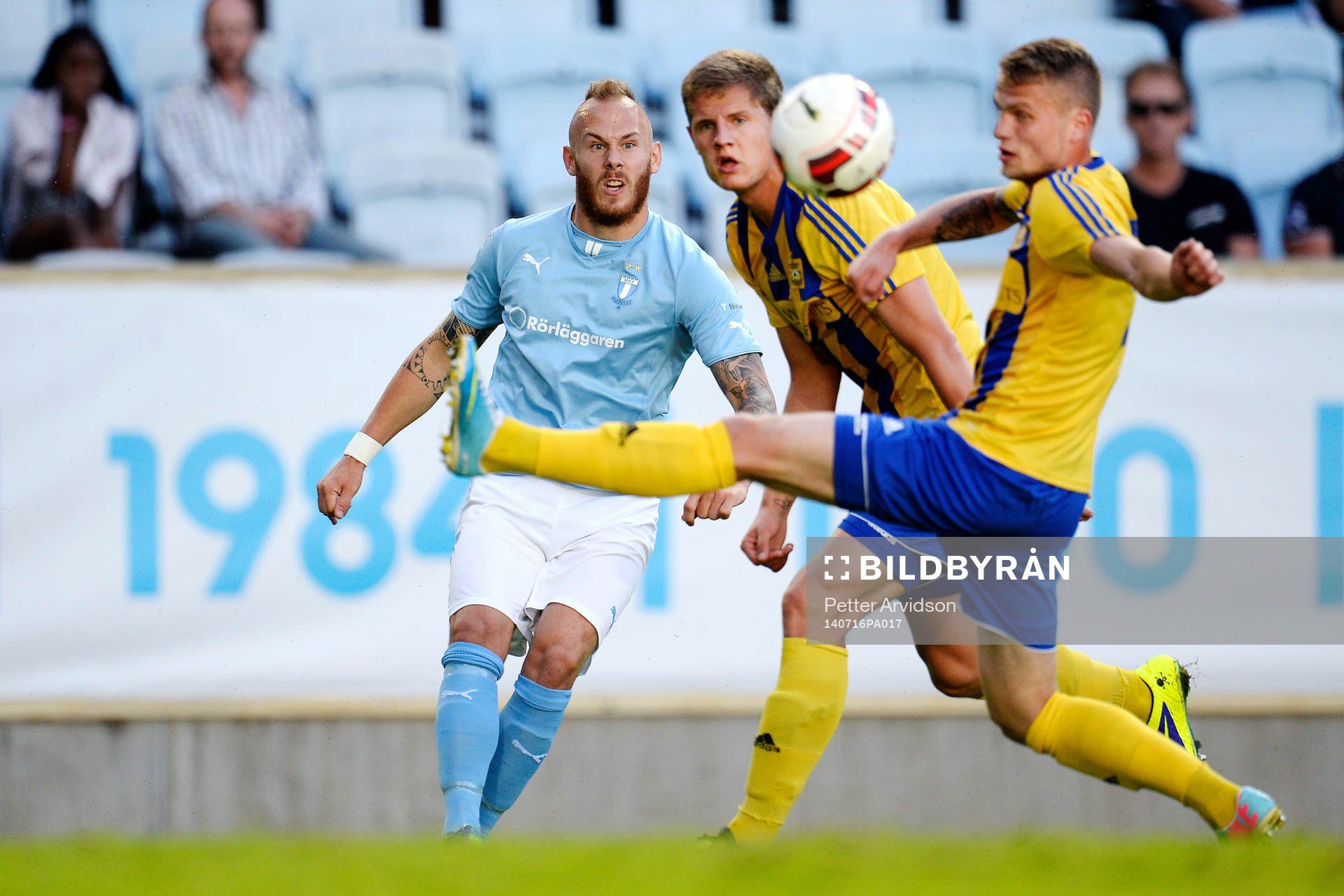 Malmö FFs Magnus Eriksson spelar in bollen bakom Ventspils
