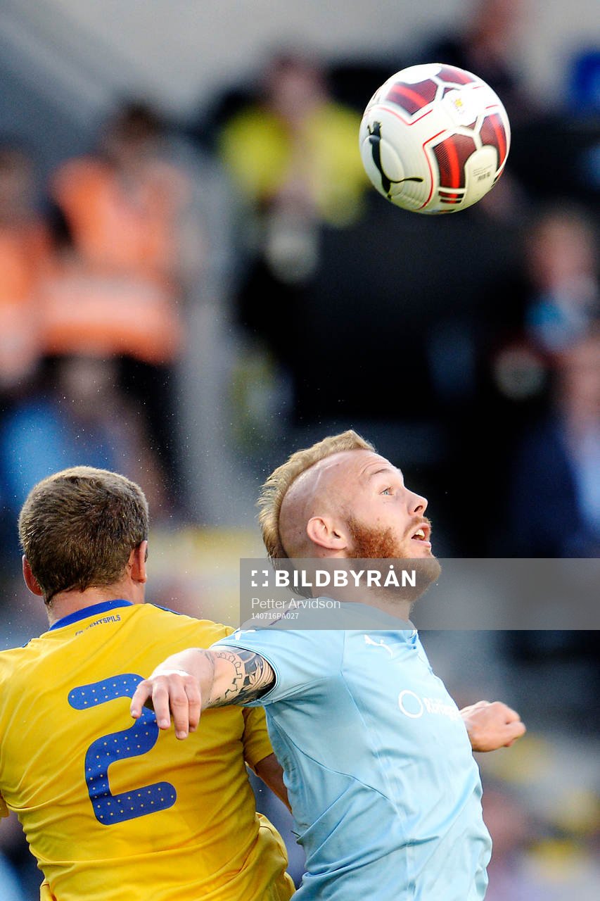 Ventspils Kaspars Dubra i en luftduell mot Malmö FFs