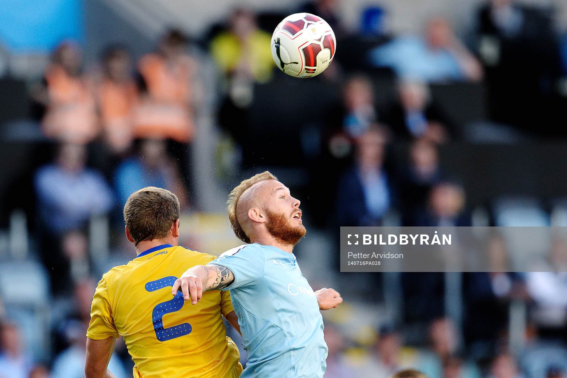 Ventspils Kaspars Dubra i en luftduell mot Malmö FFs