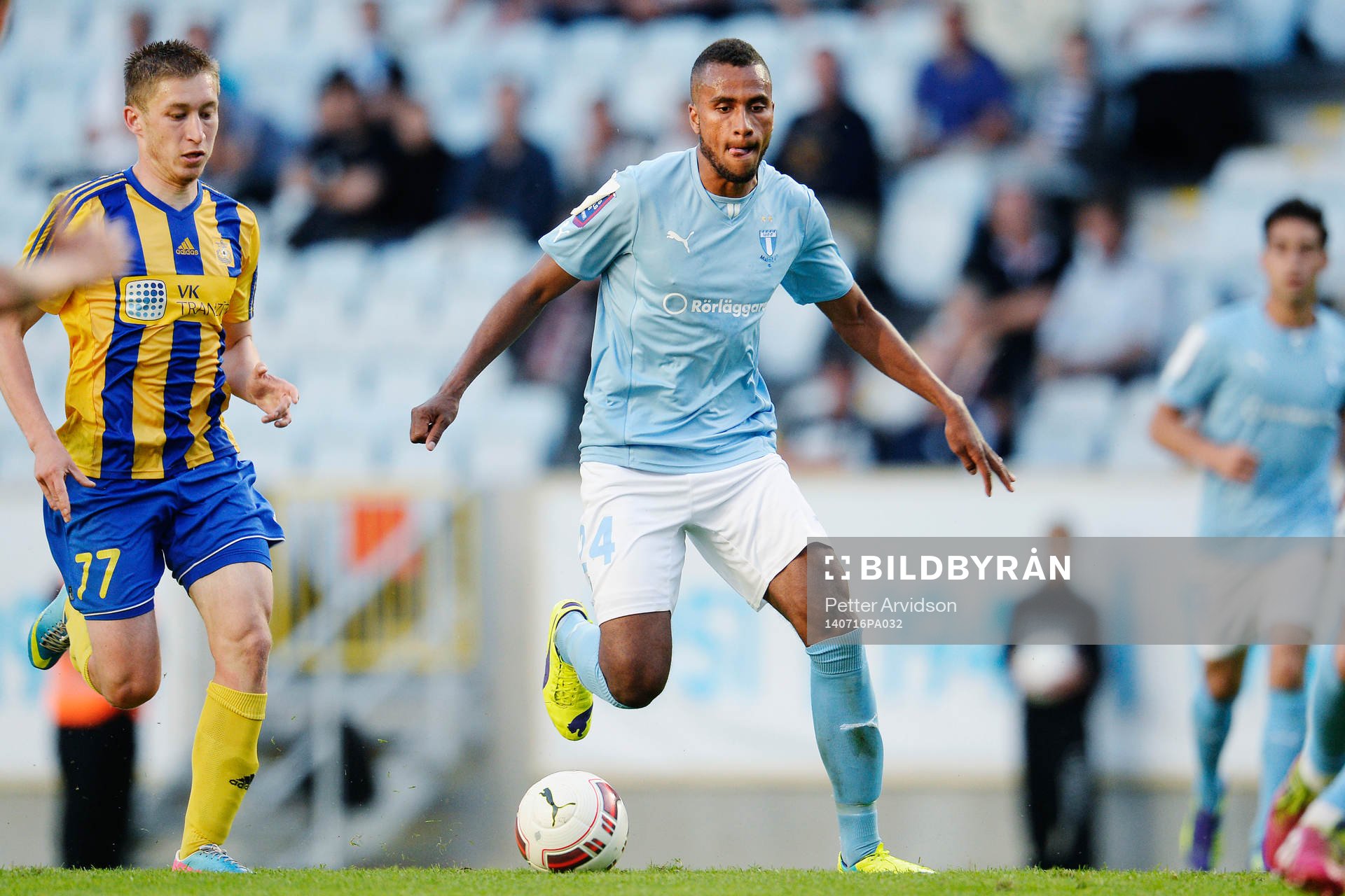 Ventspils Vitaliy Recickis  jagar Malmö FFs Isaac Kiese