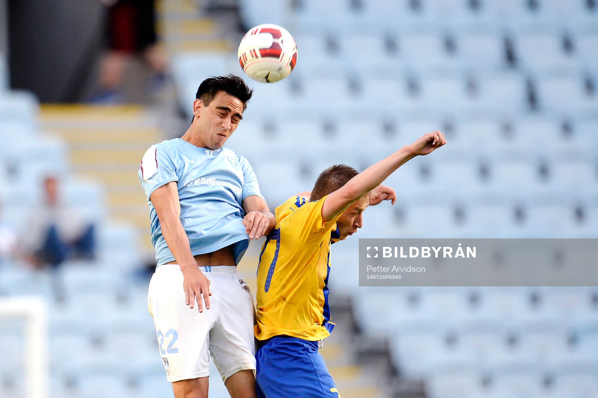 Malmö FFs Amin Nazari i en luftduell mot Ventspils Vitaliy