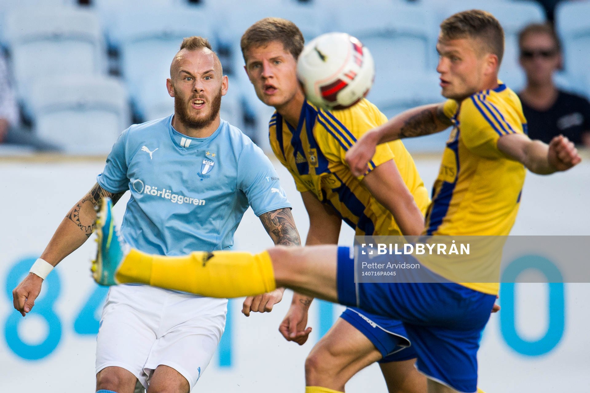 Malmö FFs Magnus Eriksson spelar in bollen bakom Ventspils