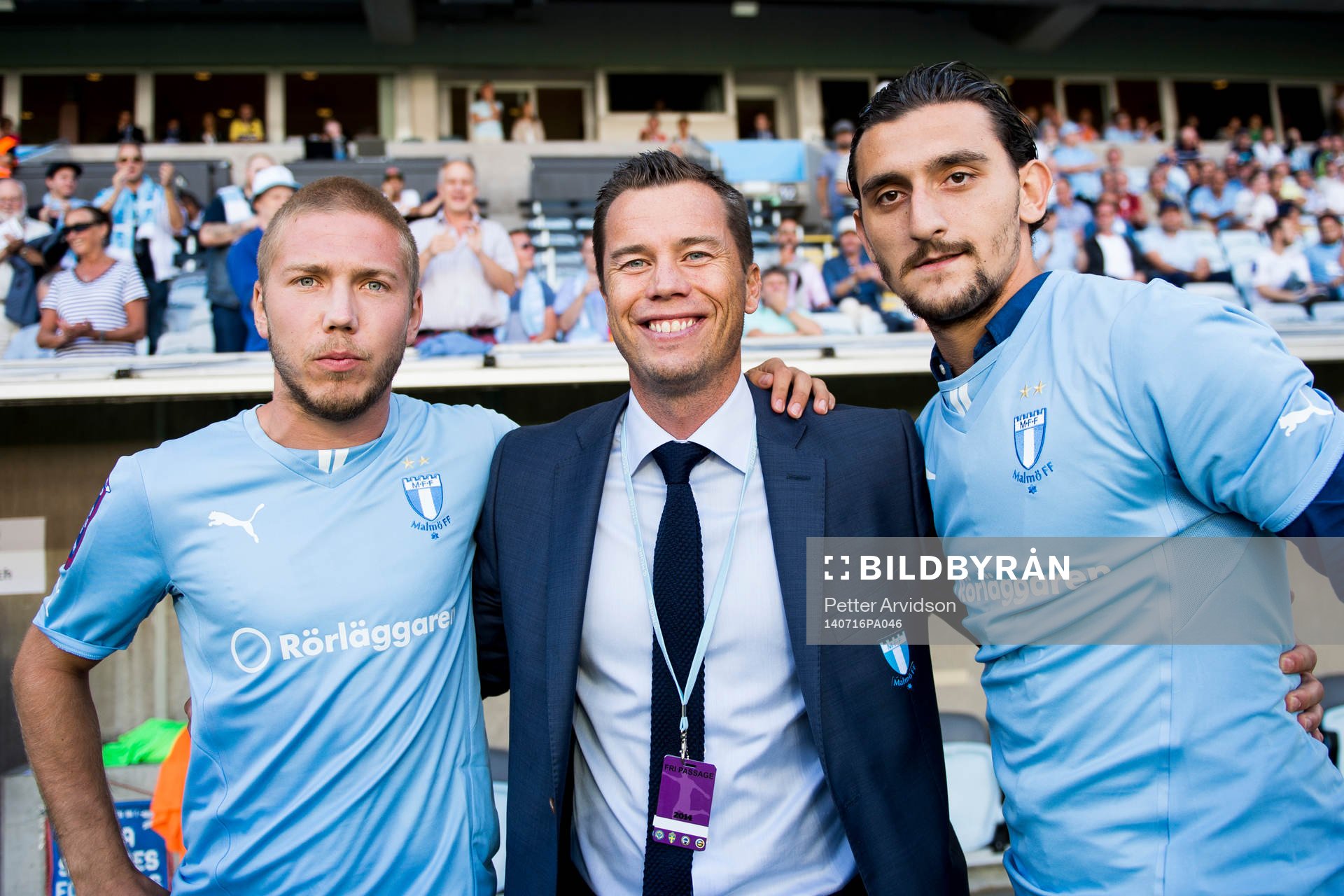 Malmö FFs sportchef Daniel Andersson (m) presenterar Albin