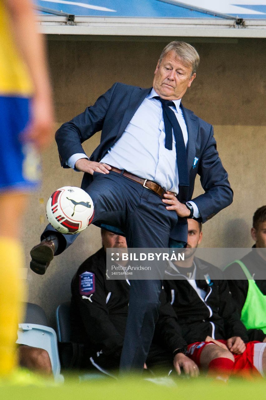 Malmö FFs tränare Åge Hareide trixar med bollen under fotbollsmatchen mellan Malmö FF och FK Ventspils i kvalet till Champions League den 16 juli 2014 i Malmö.