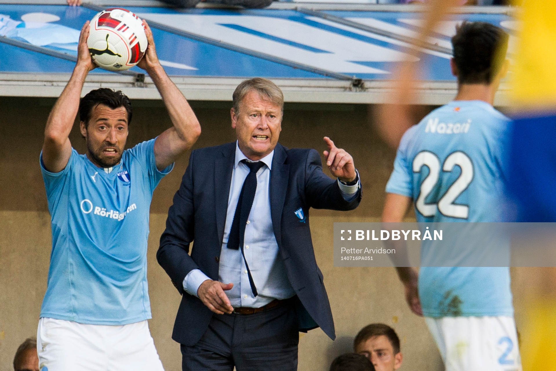 Malmö FFs Matias Concha kastar inkast och tränare Åge