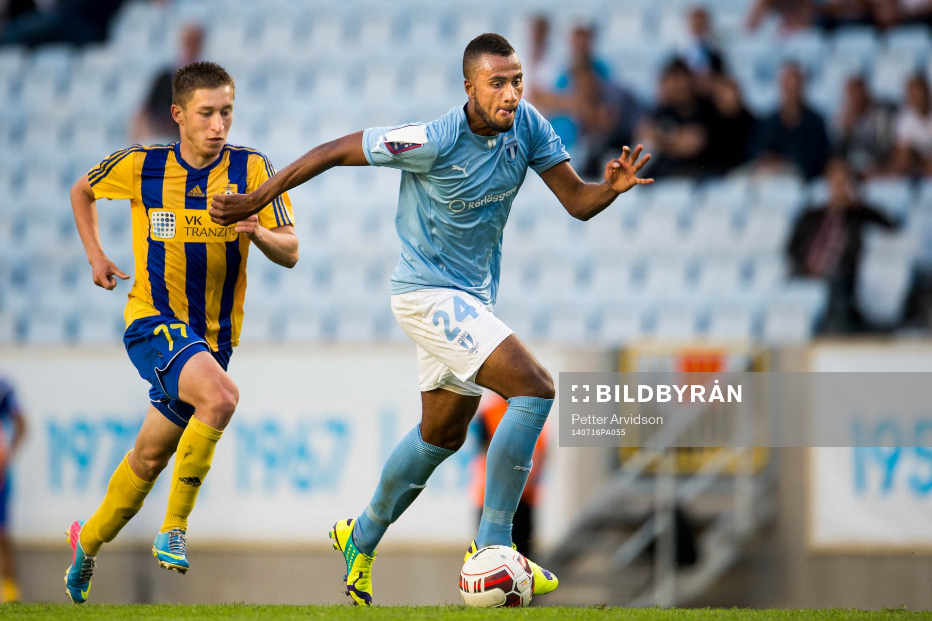 Malmö FFs Isaac Kiese Thelin jagas av Ventspils Vitaliy
