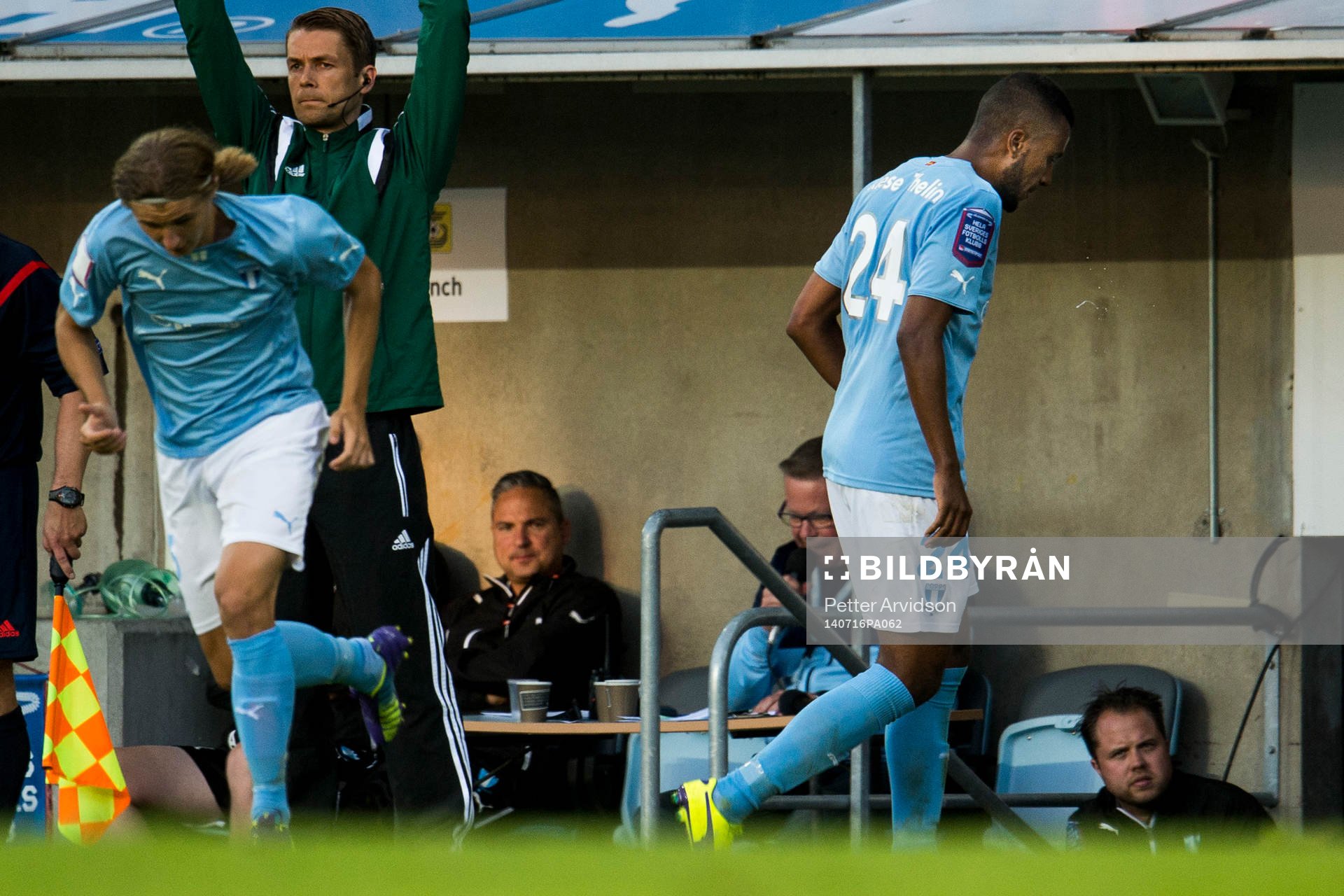 Malmö FFs nyförvärv Isaac Kiese Thelin (th) byts ut och in kommer Pawel Cibicki under fotbollsmatchen mellan Malmö FF och FK Ventspils i kvalet till Champions League den 16 juli 2014 i Malmö.