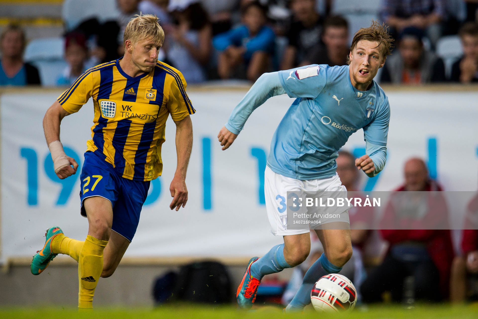 Malmö FFs Emil Forsberg jagas av Ventspils Robertas