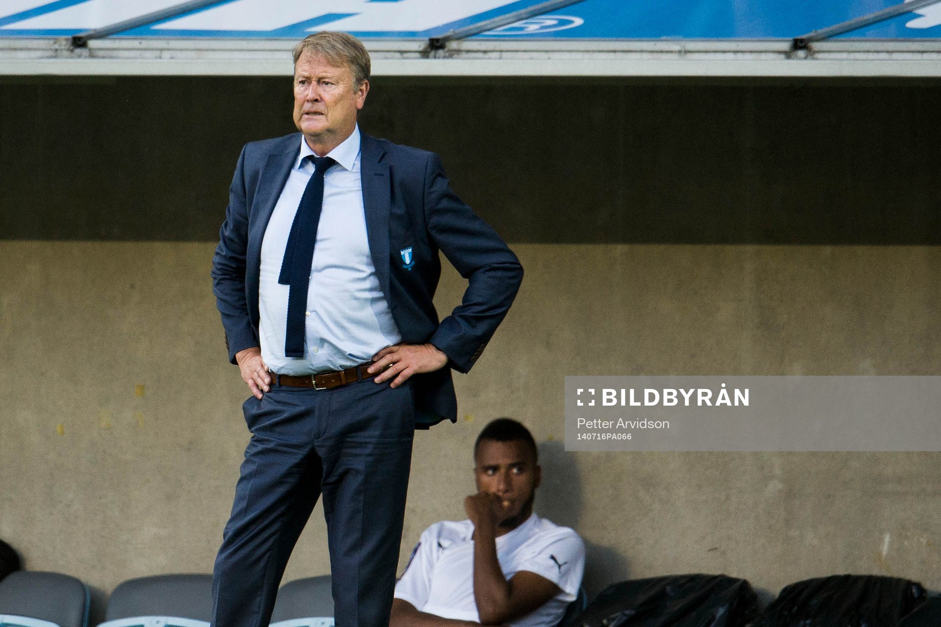 Malmö FFs tränare Åge Hareide ser bekymrad ut, i