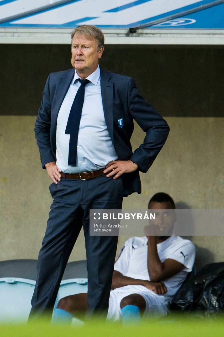 Malmö FFs tränare Åge Hareide ser bekymrad ut, i