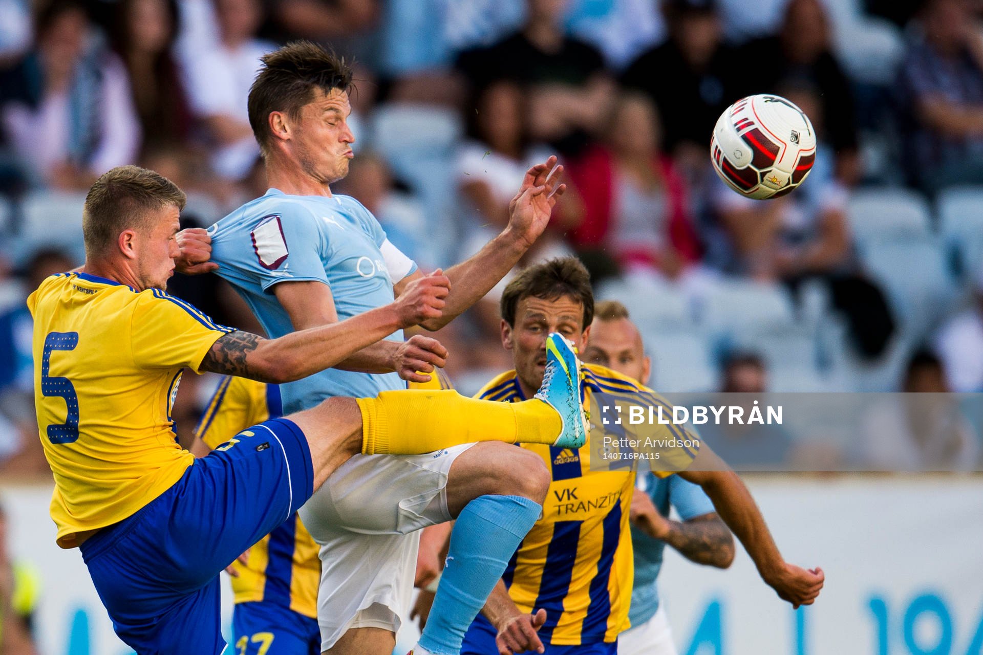Malmö FFs Markus Rosenberg i kamp om bollen med Ventspils